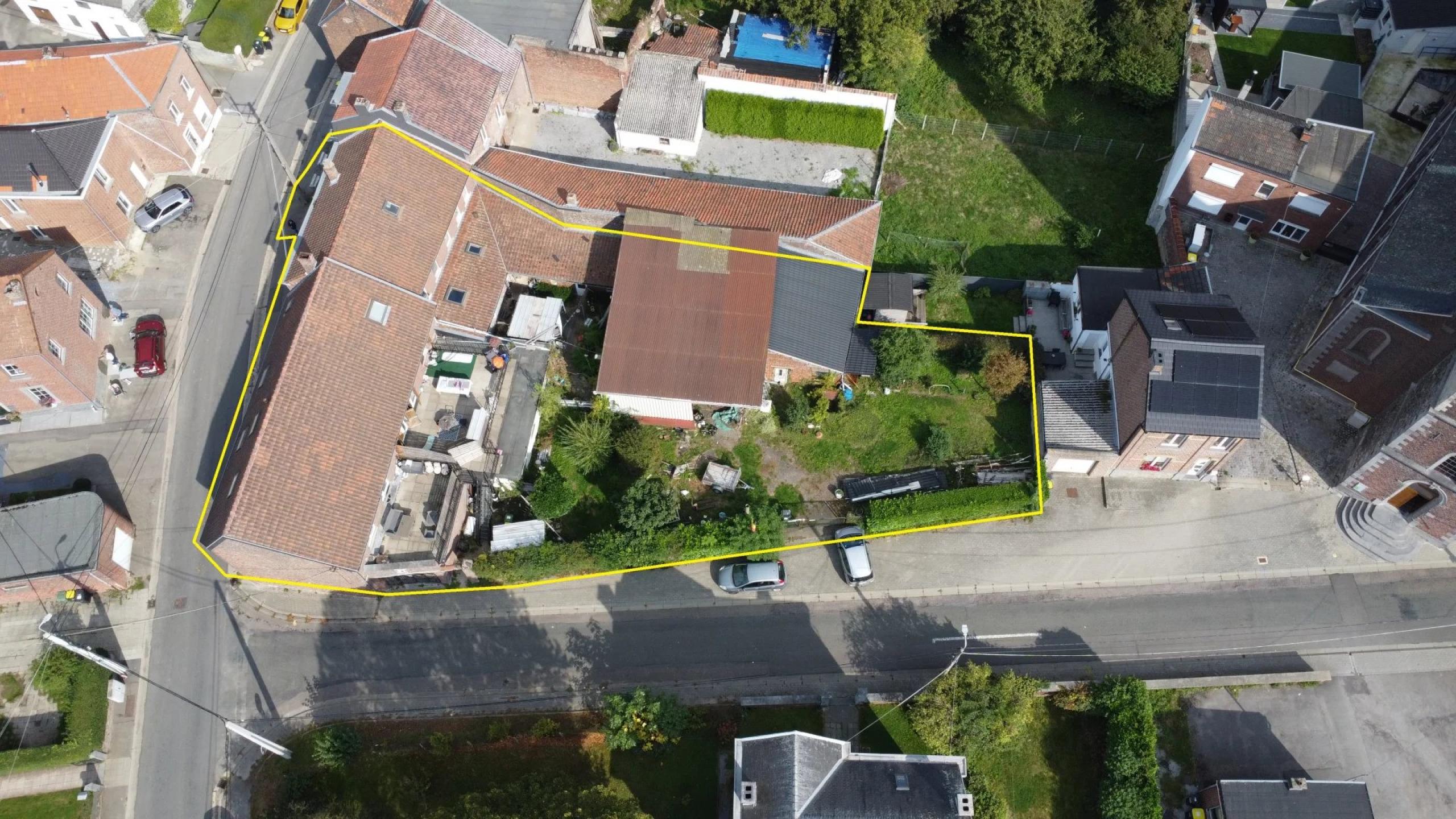 HOUTAIN : Ensemble immobilier: Maison 4ch avec jardin, surface commerciale, 3 appartements, terrain.