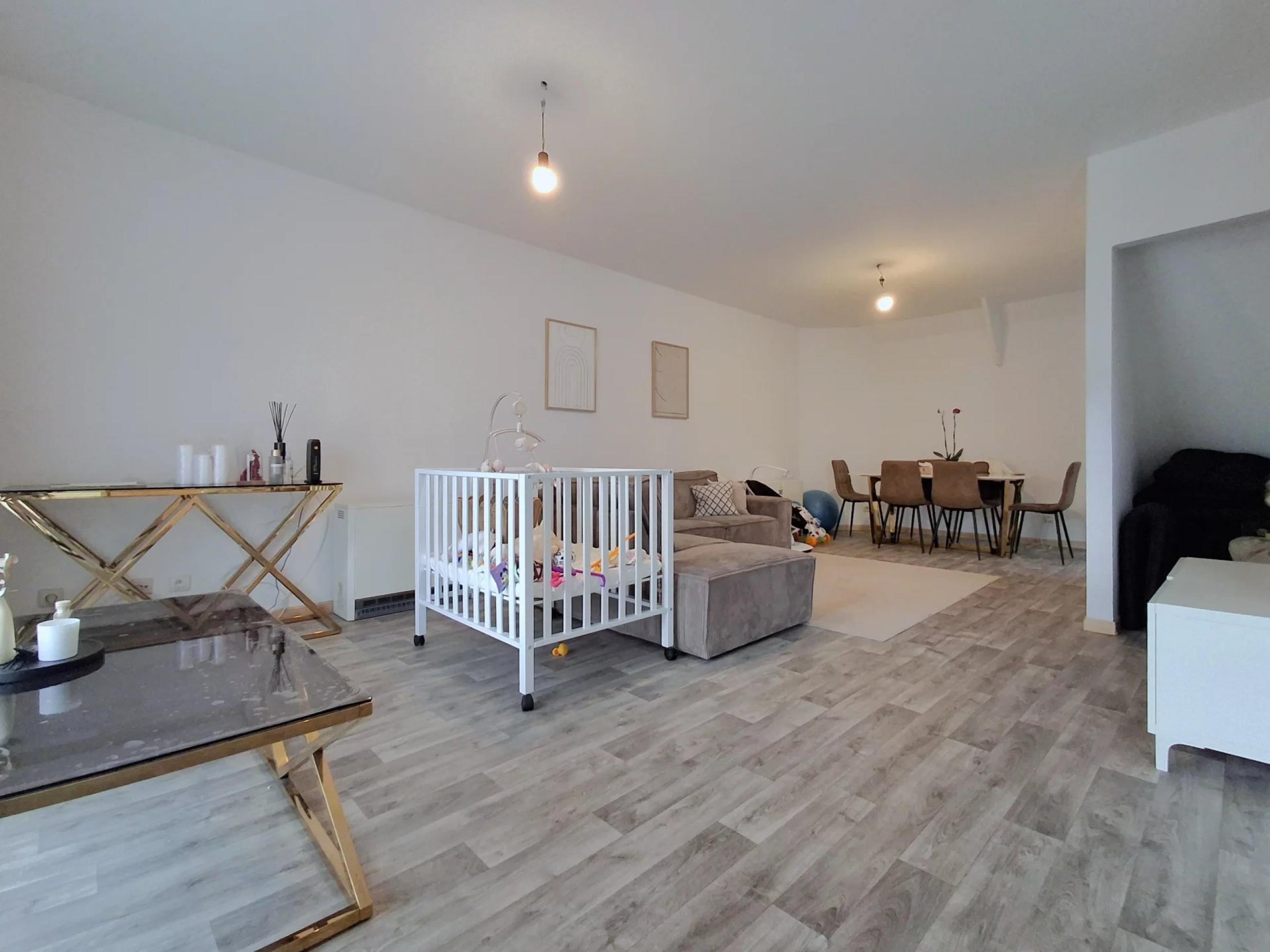 HOUTAIN : Ensemble immobilier: Maison 4ch avec jardin, surface commerciale, 3 appartements, terrain.
