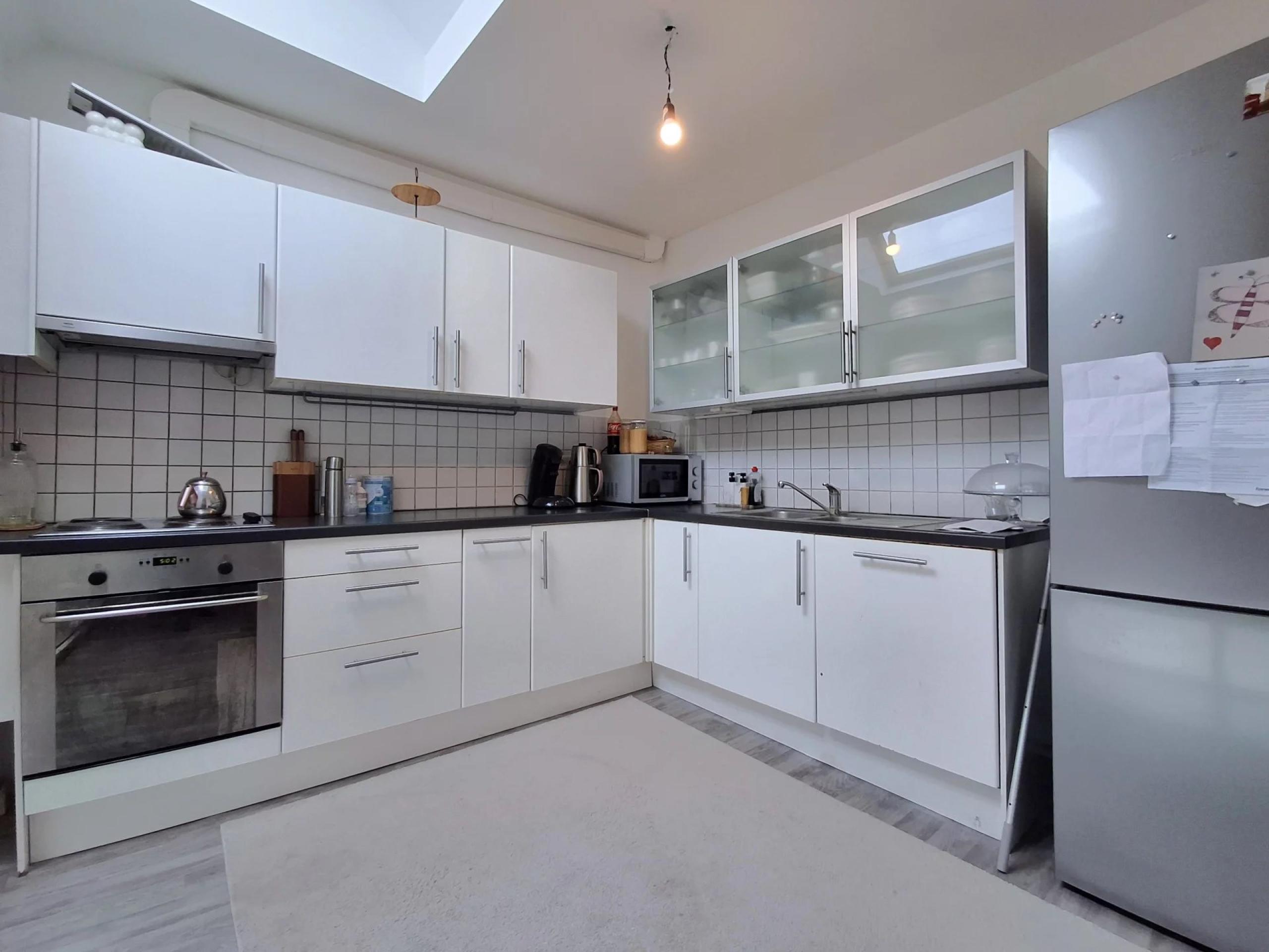 HOUTAIN : Ensemble immobilier: Maison 4ch avec jardin, surface commerciale, 3 appartements, terrain.