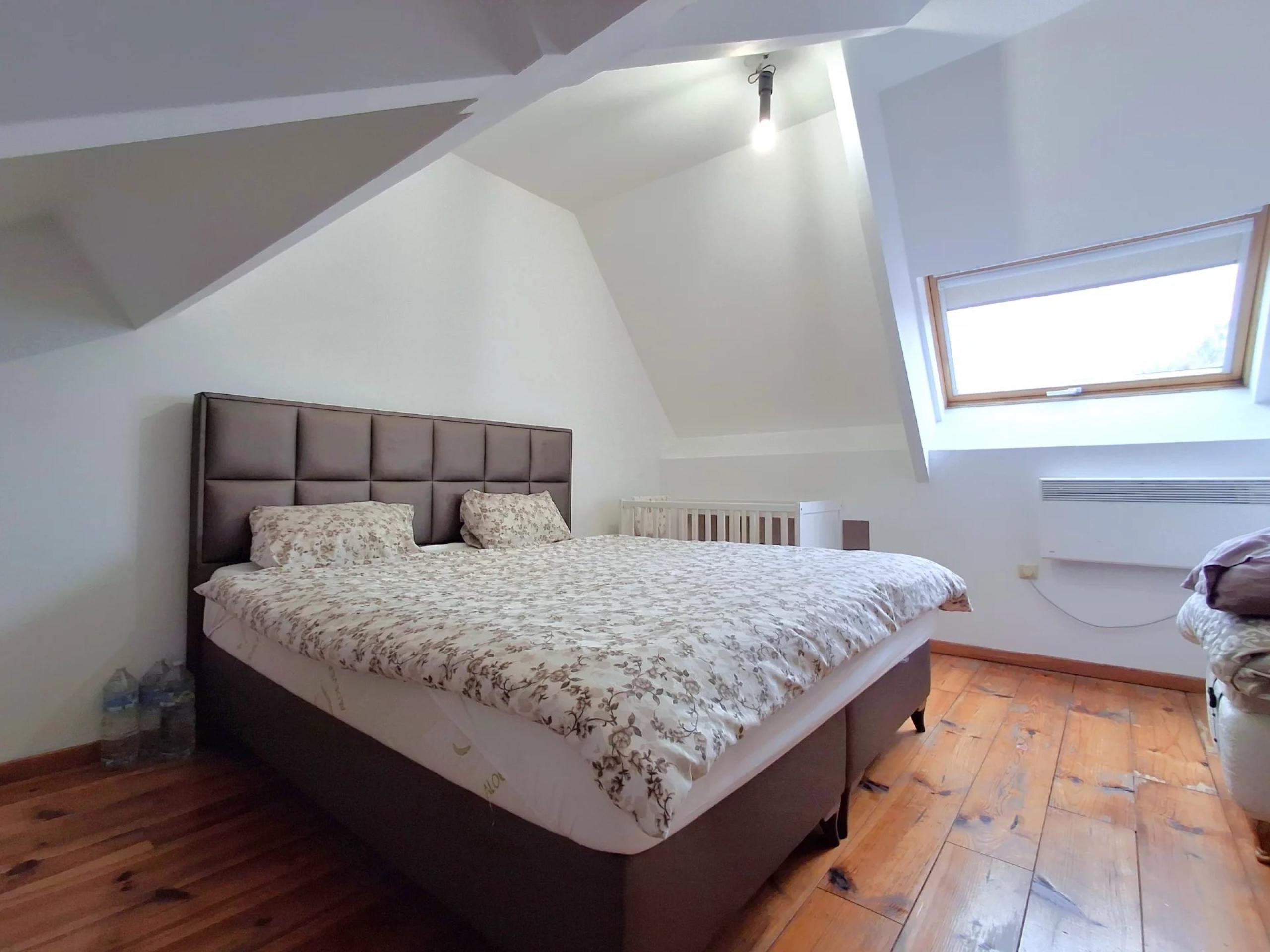 HOUTAIN : Ensemble immobilier: Maison 4ch avec jardin, surface commerciale, 3 appartements, terrain.
