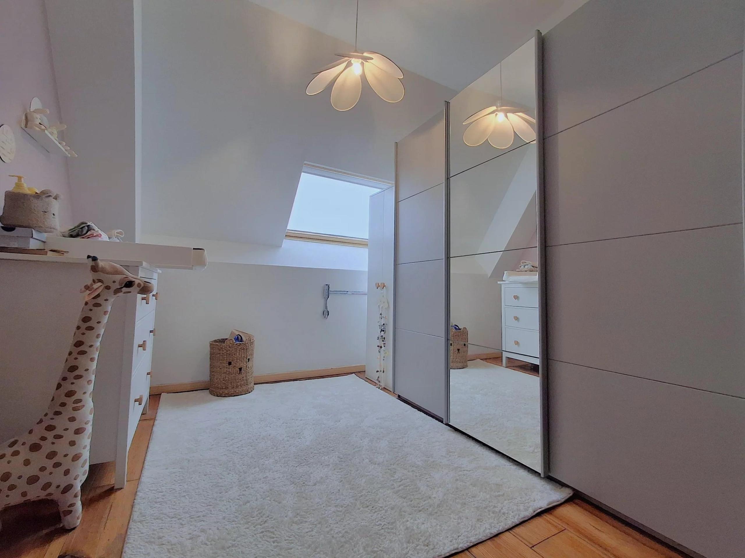 HOUTAIN : Ensemble immobilier: Maison 4ch avec jardin, surface commerciale, 3 appartements, terrain.