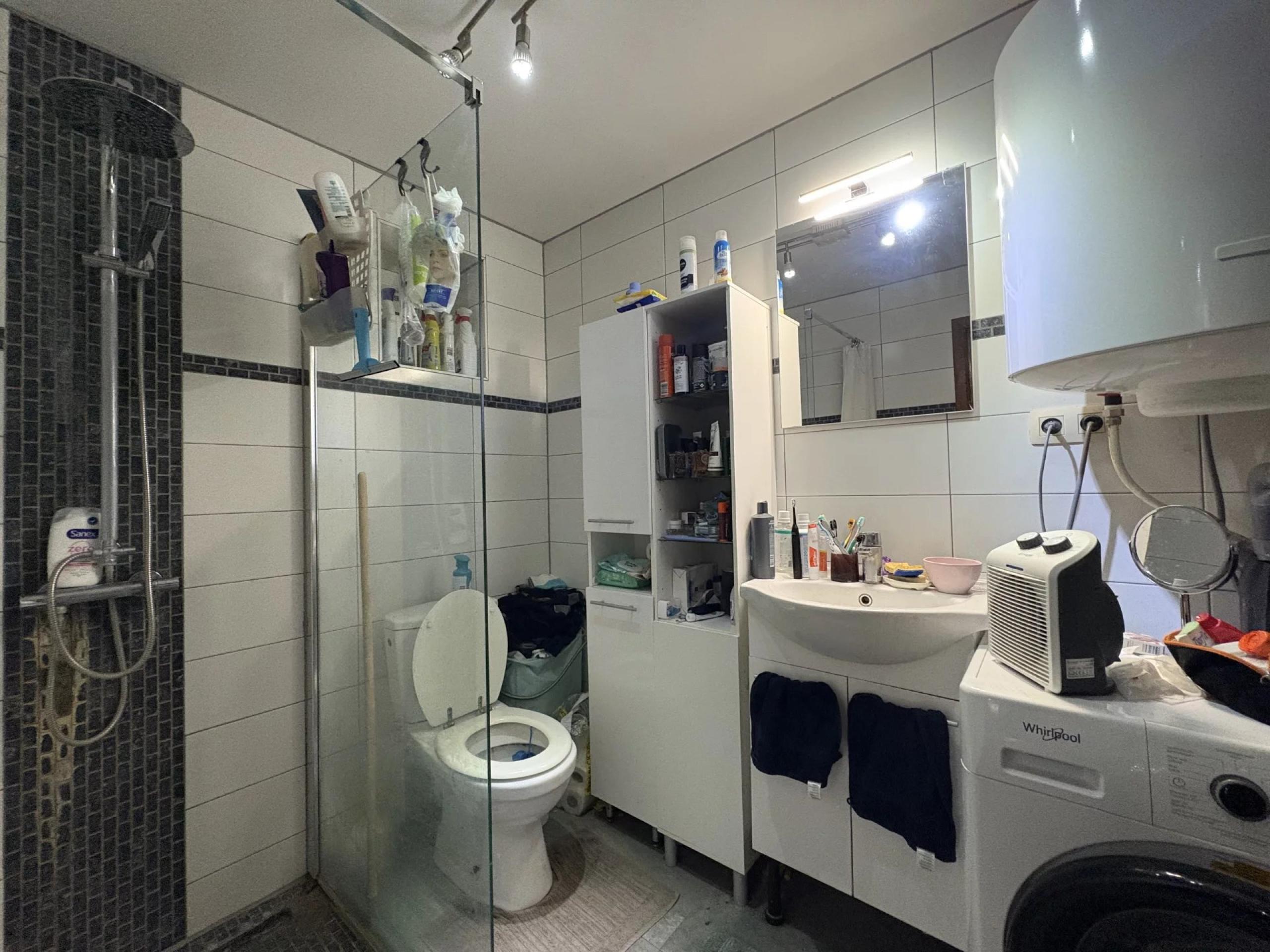 HOUTAIN : Ensemble immobilier: Maison 4ch avec jardin, surface commerciale, 3 appartements, terrain.