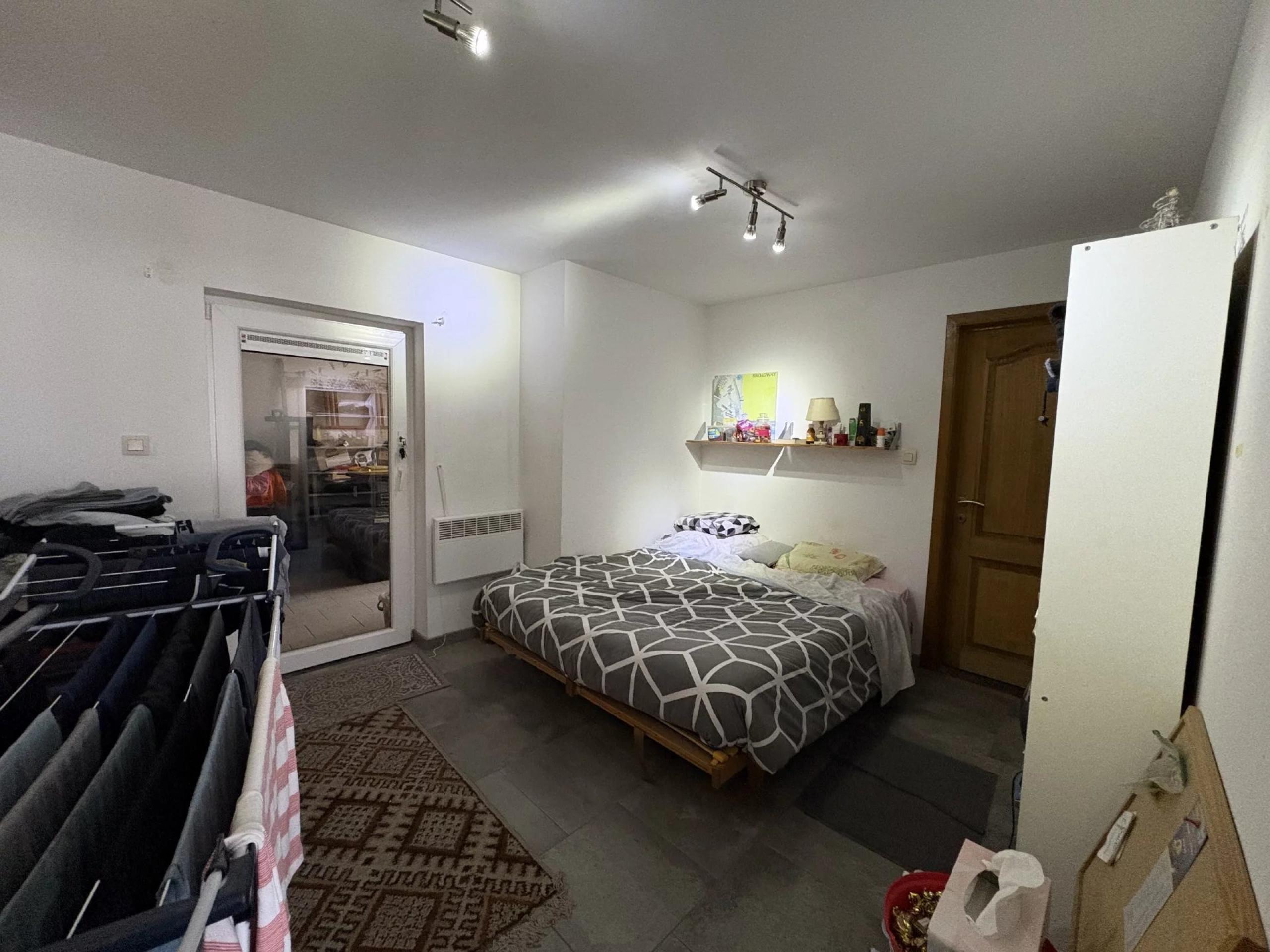 HOUTAIN : Ensemble immobilier: Maison 4ch avec jardin, surface commerciale, 3 appartements, terrain.