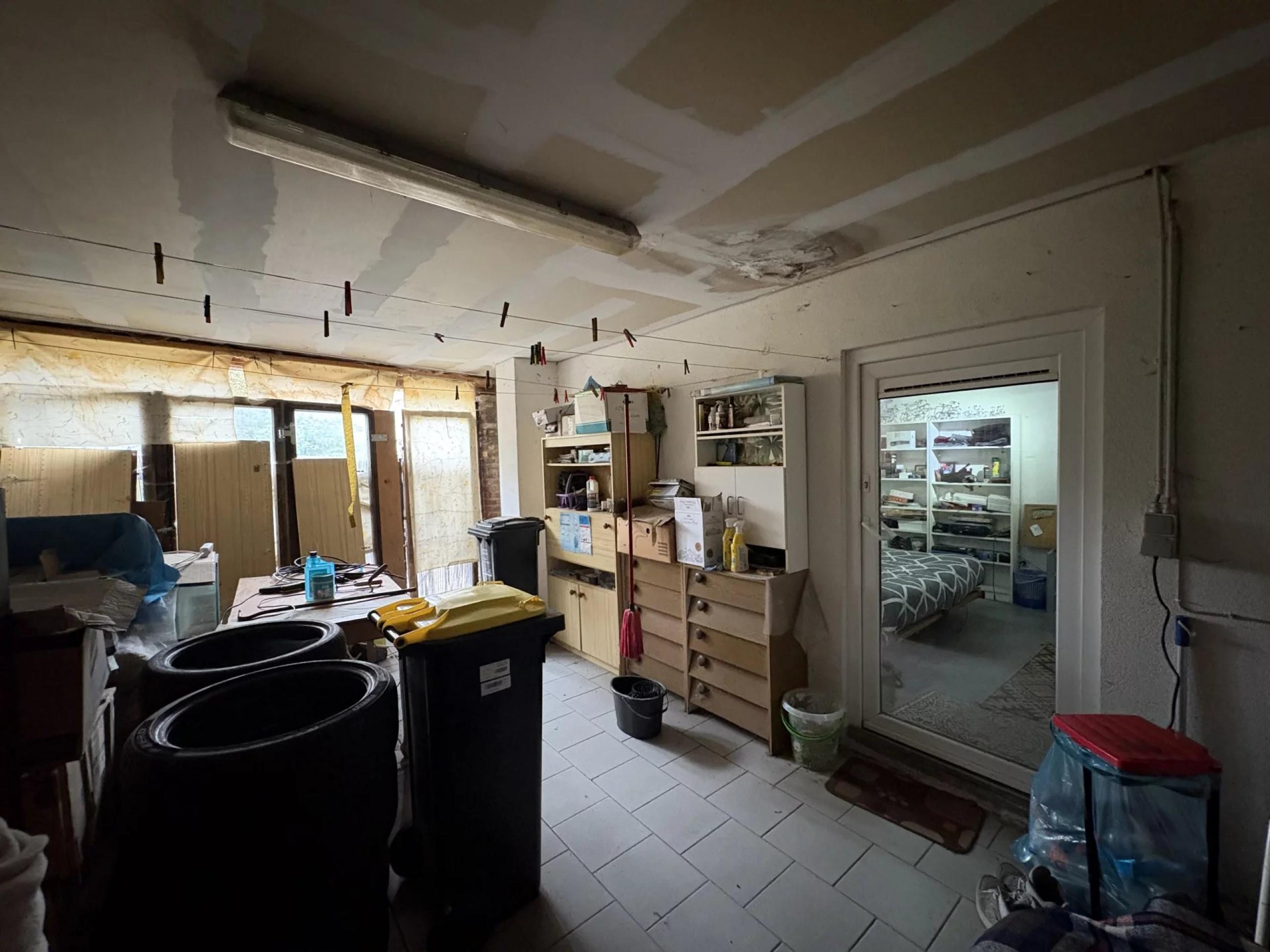HOUTAIN : Ensemble immobilier: Maison 4ch avec jardin, surface commerciale, 3 appartements, terrain.