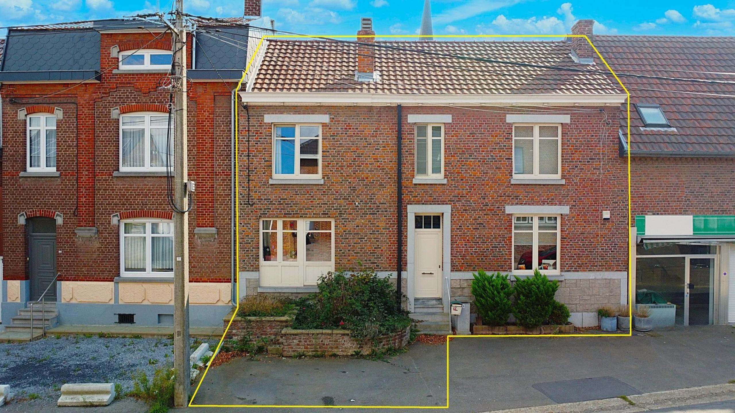 HOUTAIN : Ensemble immobilier: Maison 4ch avec jardin, surface commerciale, 3 appartements, terrain.