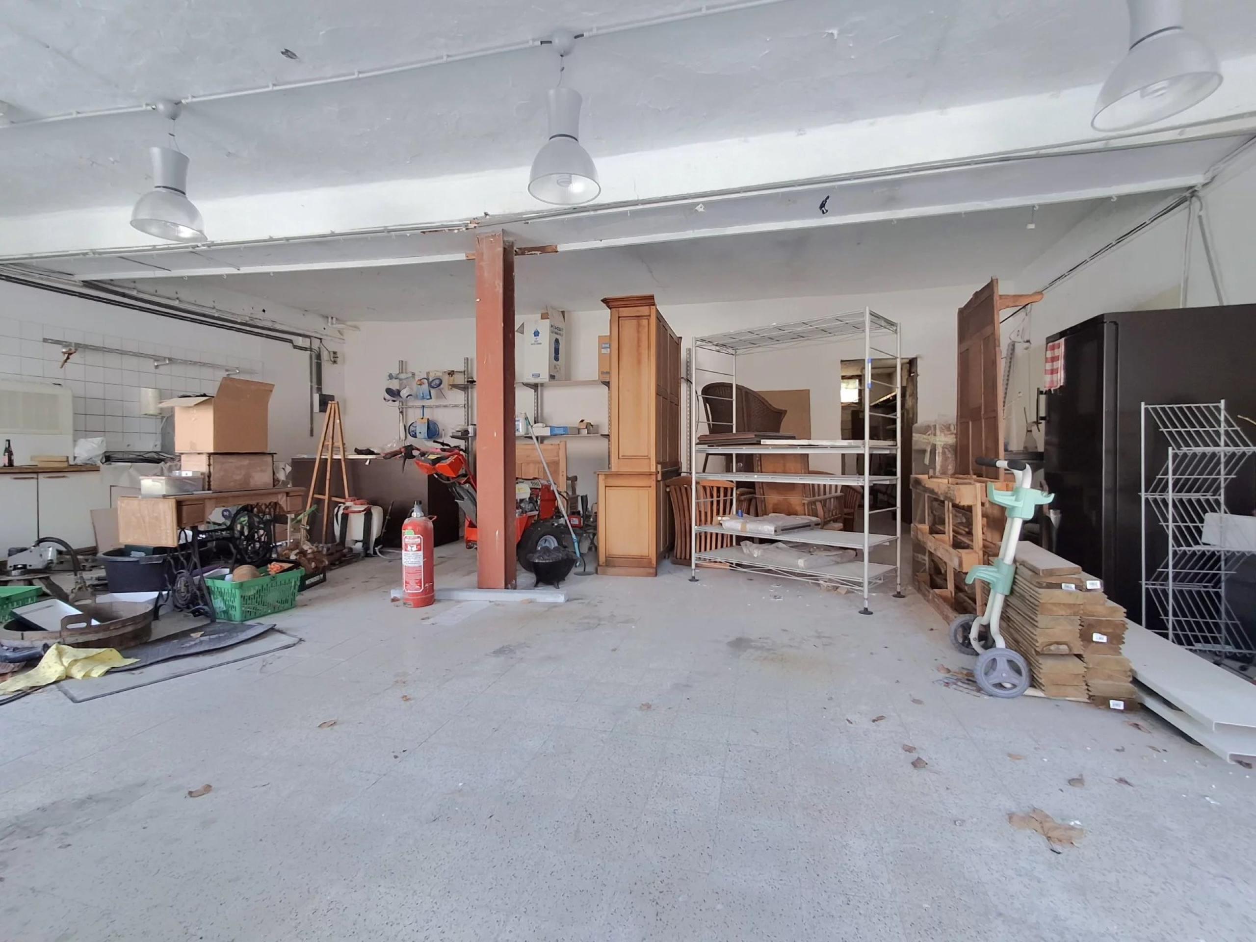 HOUTAIN : Ensemble immobilier: Maison 4ch avec jardin, surface commerciale, 3 appartements, terrain.