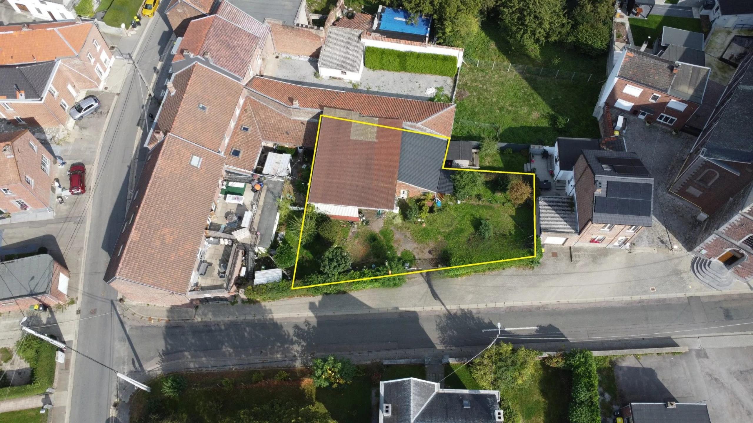 HOUTAIN : Ensemble immobilier: Maison 4ch avec jardin, surface commerciale, 3 appartements, terrain.