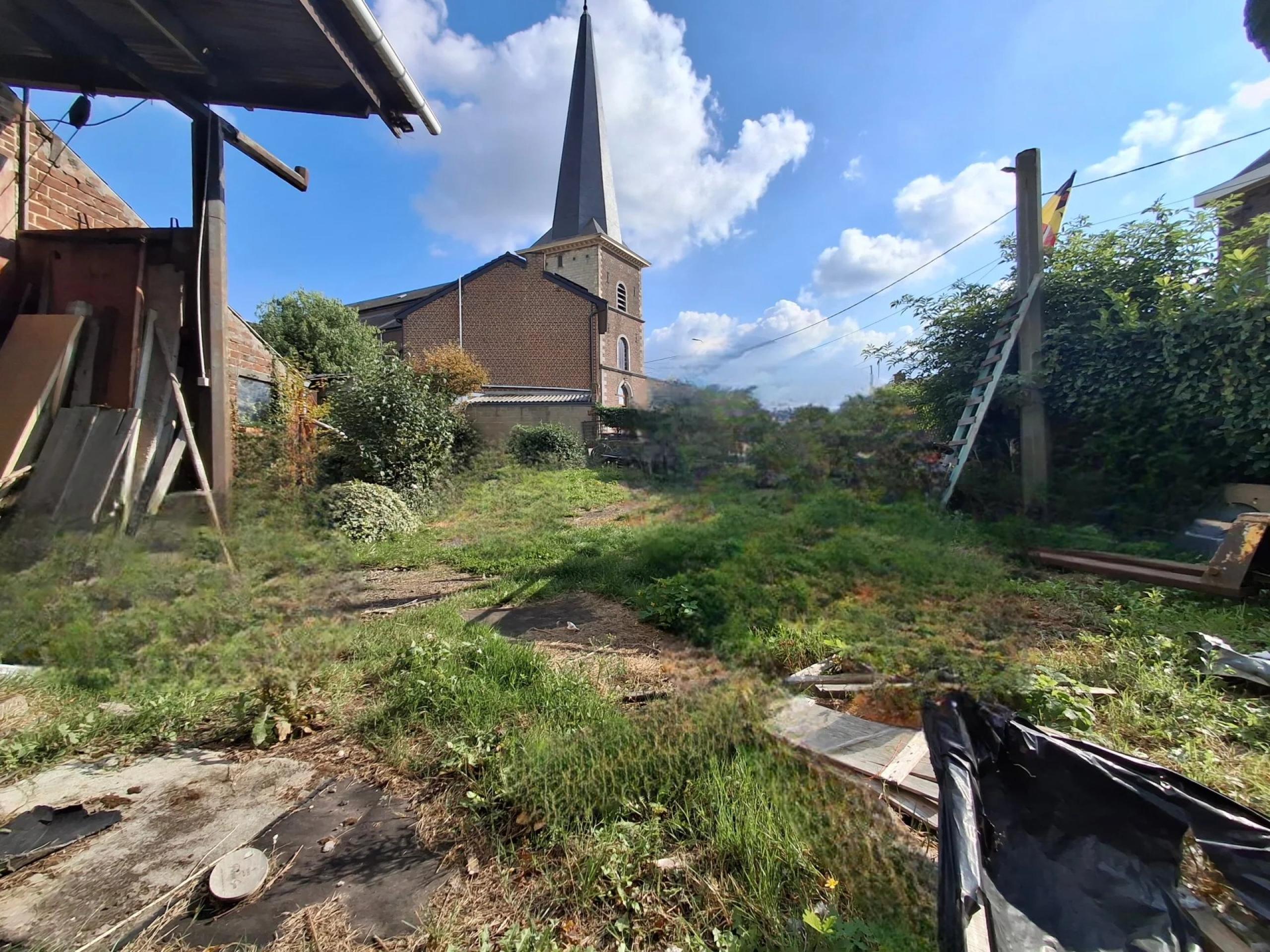 HOUTAIN : Ensemble immobilier: Maison 4ch avec jardin, surface commerciale, 3 appartements, terrain.