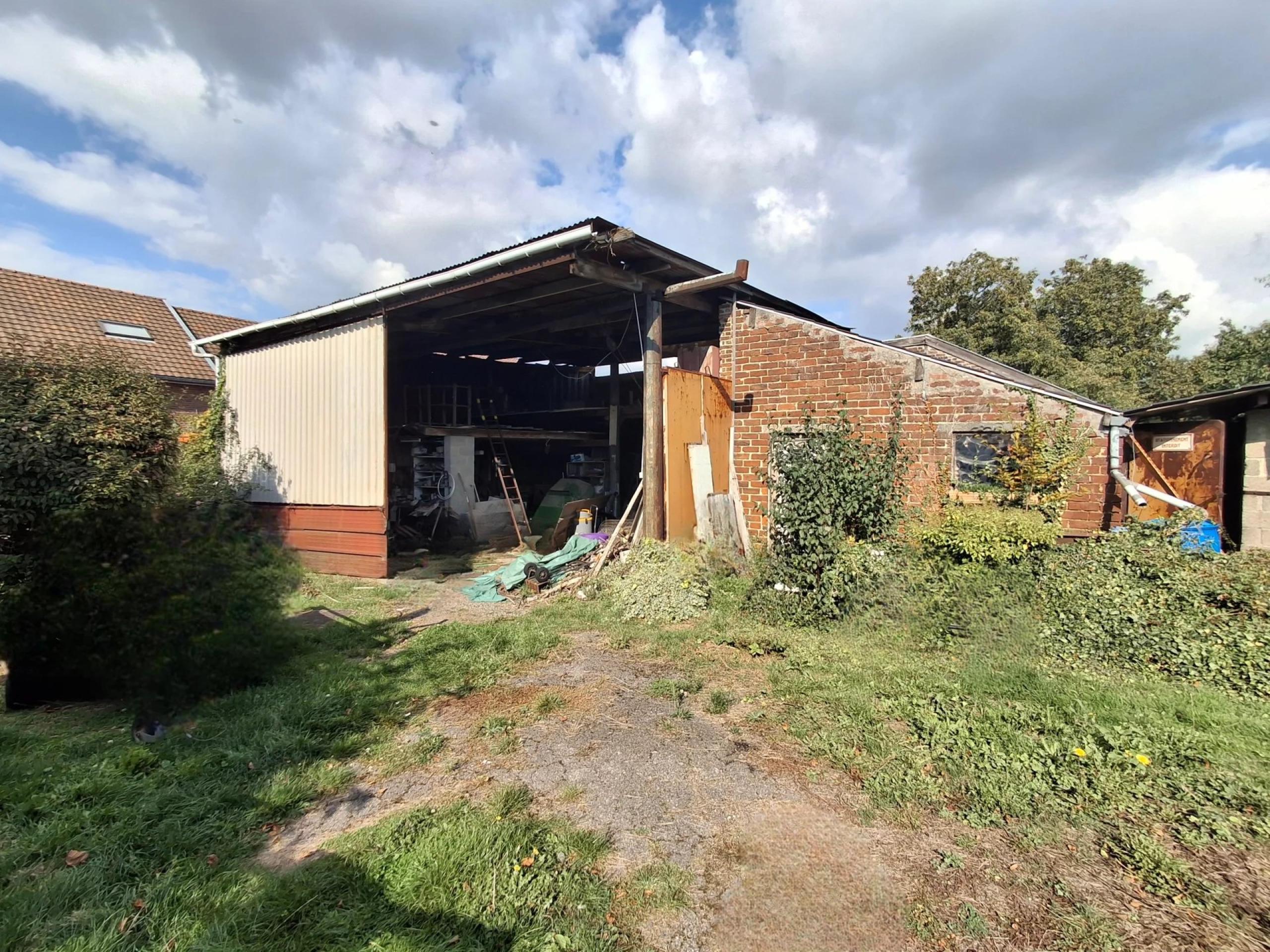 HOUTAIN : Ensemble immobilier: Maison 4ch avec jardin, surface commerciale, 3 appartements, terrain.