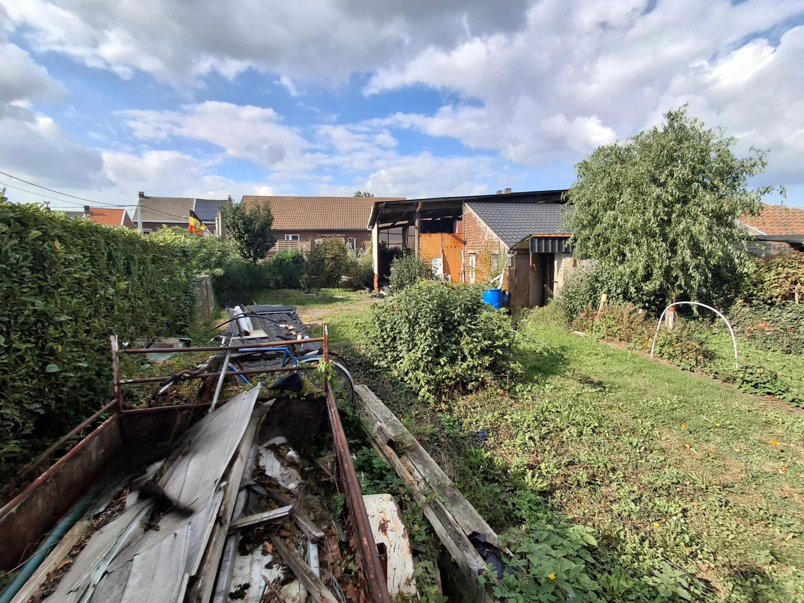 HOUTAIN : Ensemble immobilier: Maison 4ch avec jardin, surface commerciale, 3 appartements, terrain.