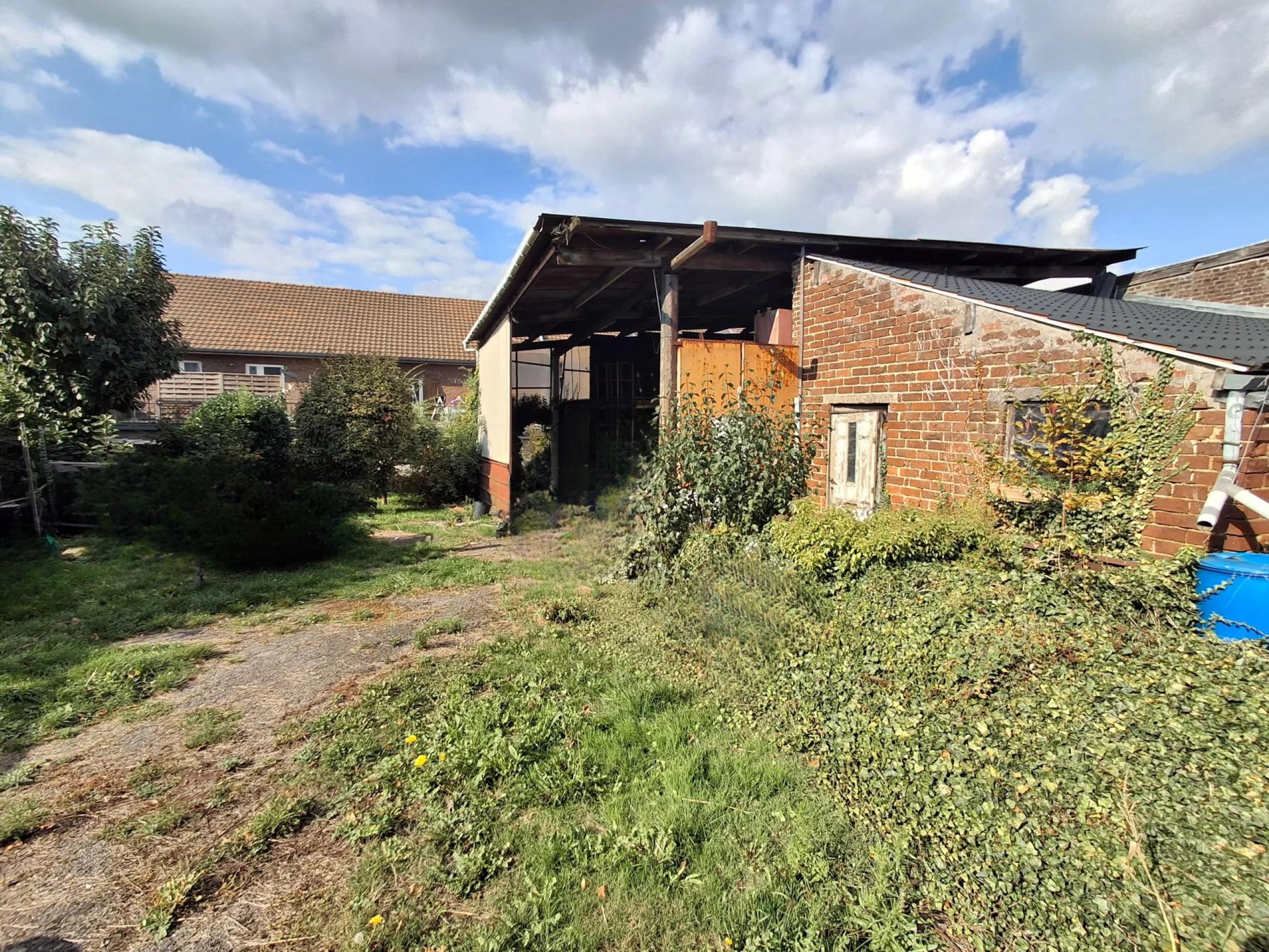 HOUTAIN : Ensemble immobilier: Maison 4ch avec jardin, surface commerciale, 3 appartements, terrain.