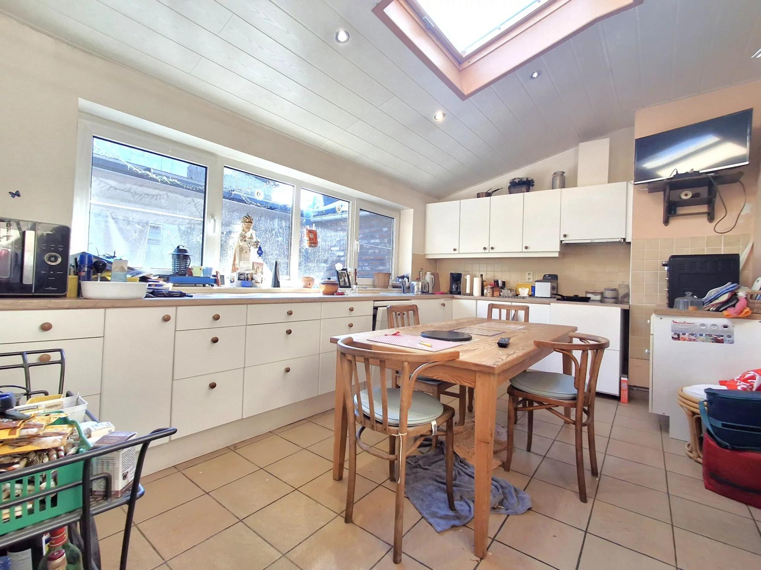 HOUTAIN : Ensemble immobilier: Maison 4ch avec jardin, surface commerciale, 3 appartements, terrain.