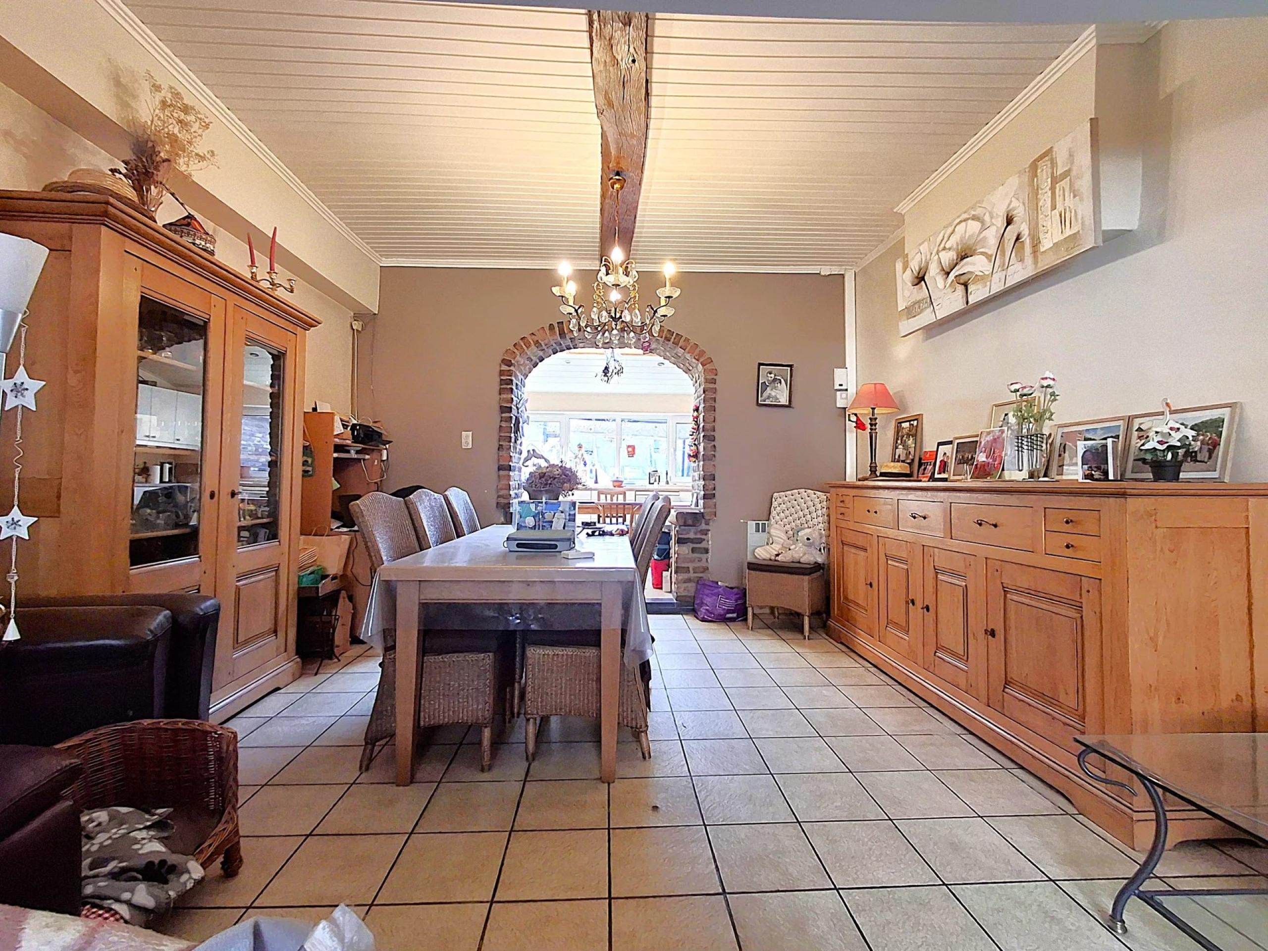 HOUTAIN : Ensemble immobilier: Maison 4ch avec jardin, surface commerciale, 3 appartements, terrain.