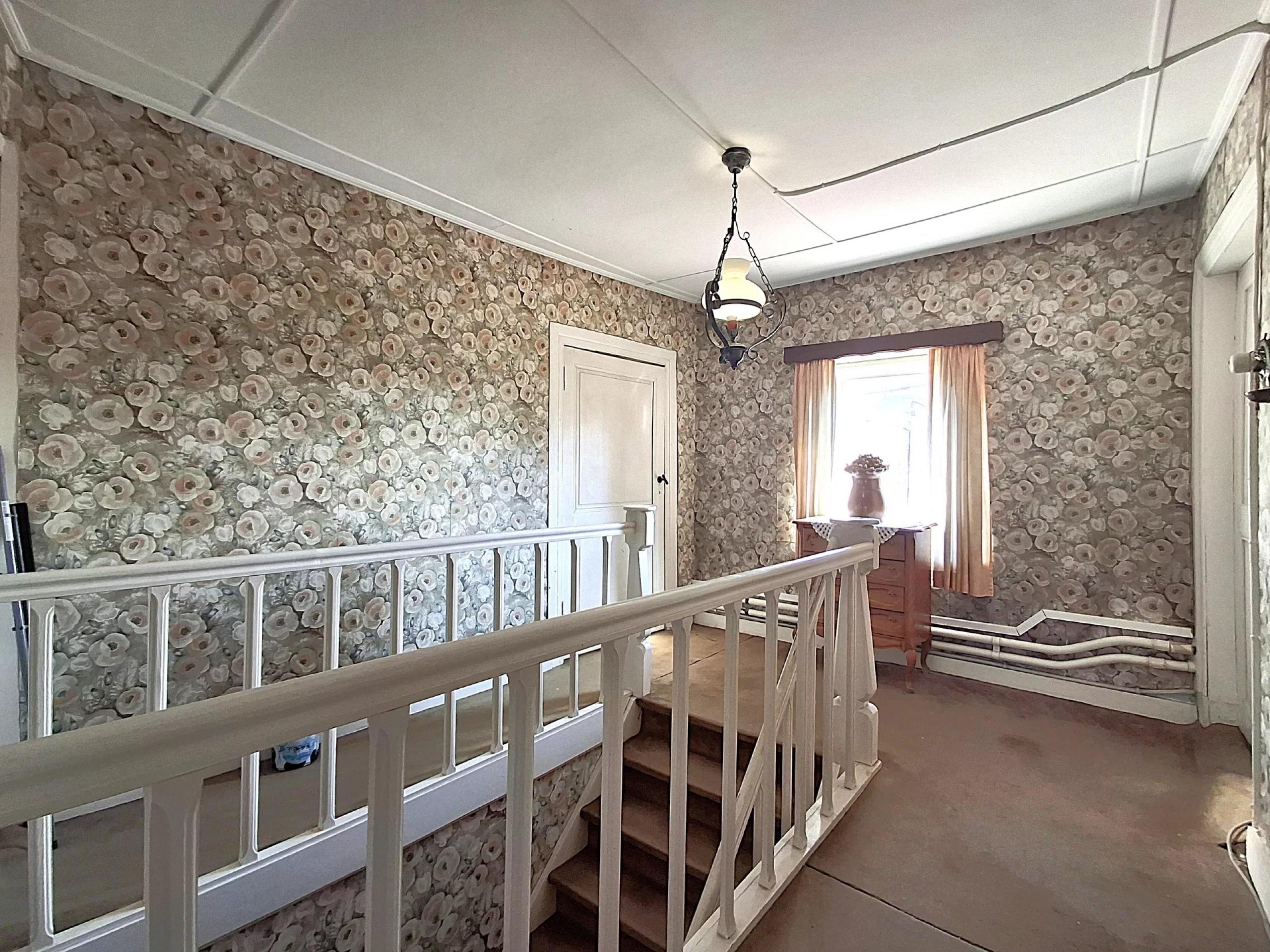 HOUTAIN : Ensemble immobilier: Maison 4ch avec jardin, surface commerciale, 3 appartements, terrain.