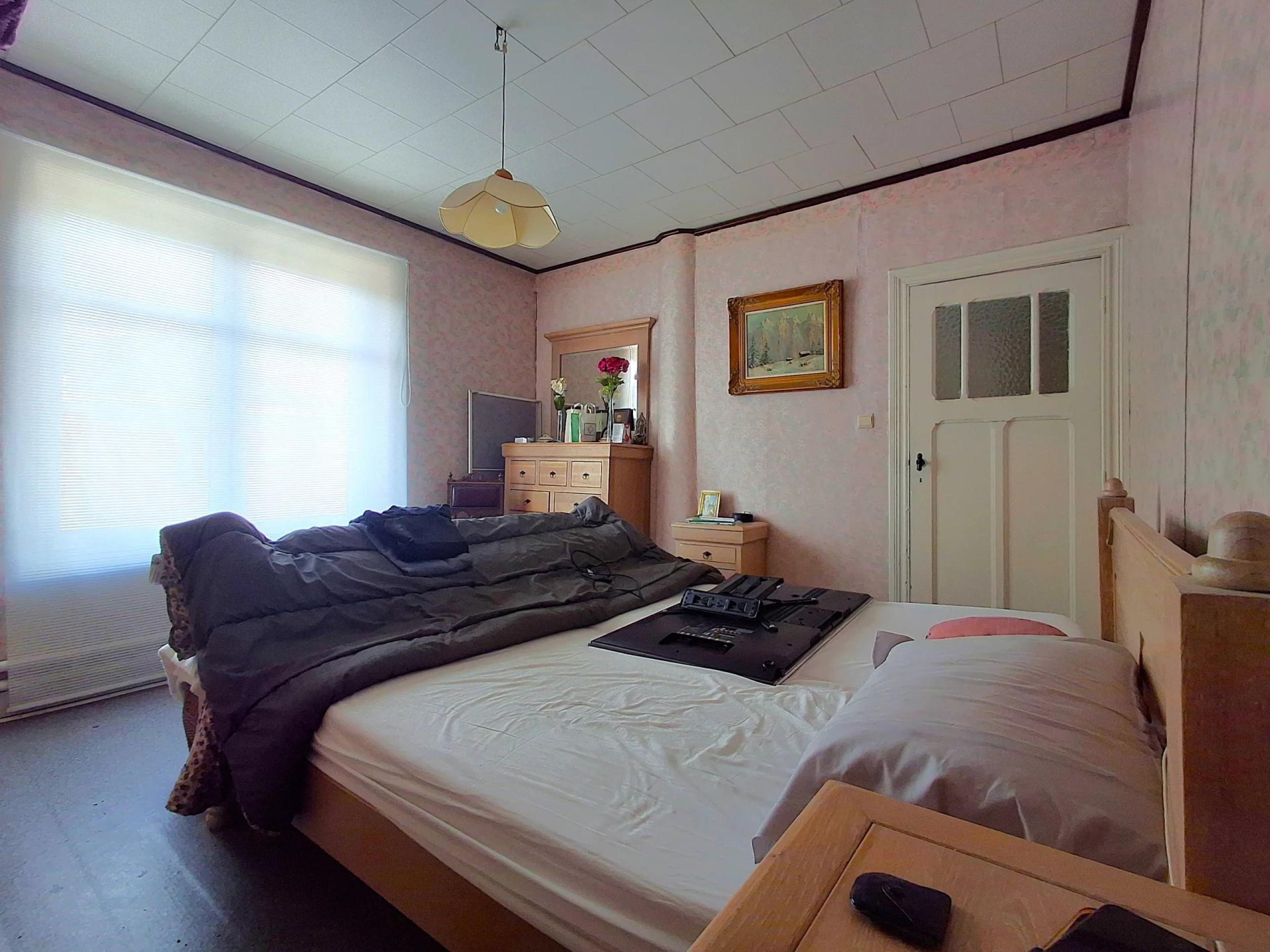 HOUTAIN : Ensemble immobilier: Maison 4ch avec jardin, surface commerciale, 3 appartements, terrain.