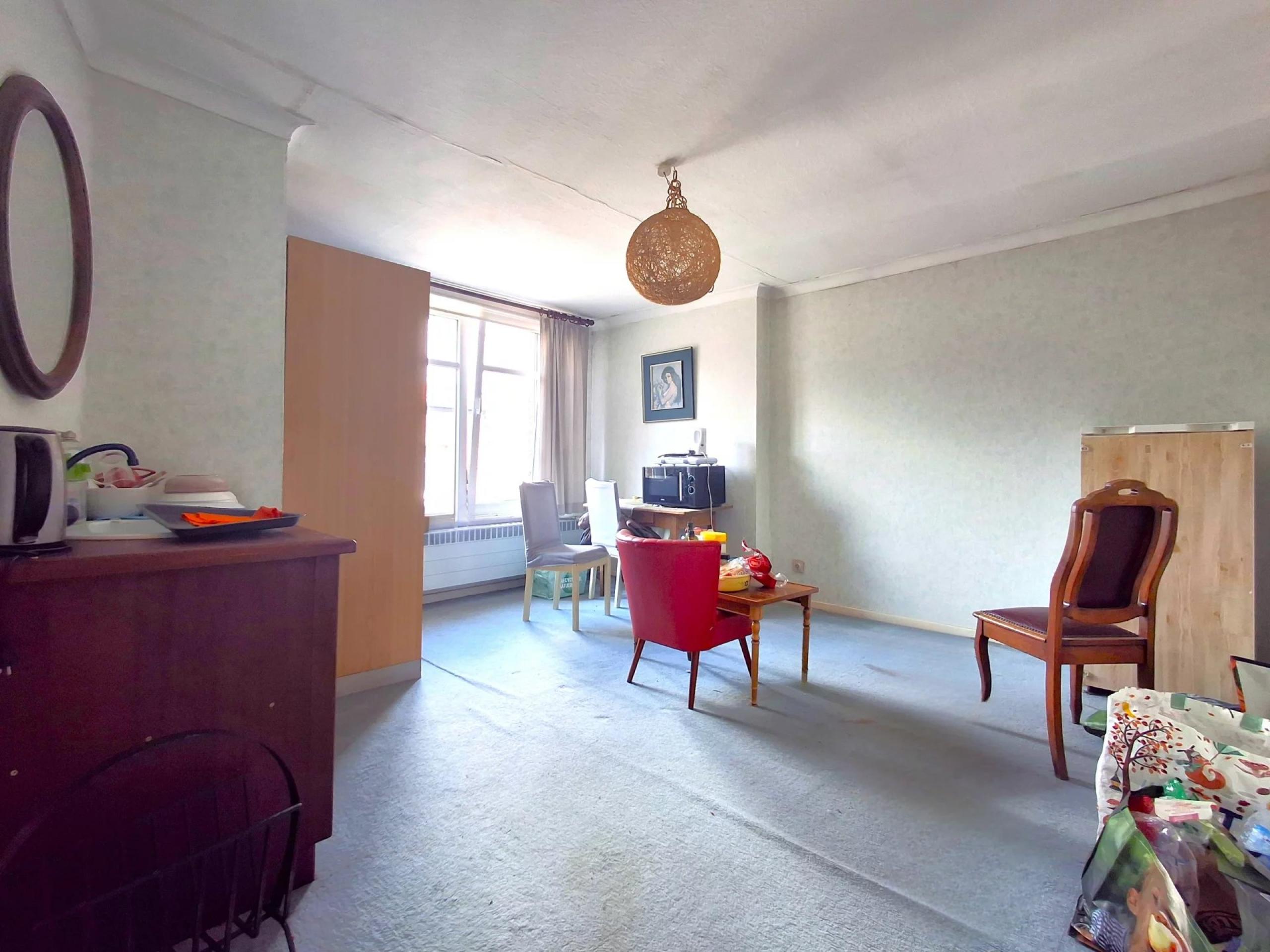 HOUTAIN : Ensemble immobilier: Maison 4ch avec jardin, surface commerciale, 3 appartements, terrain.