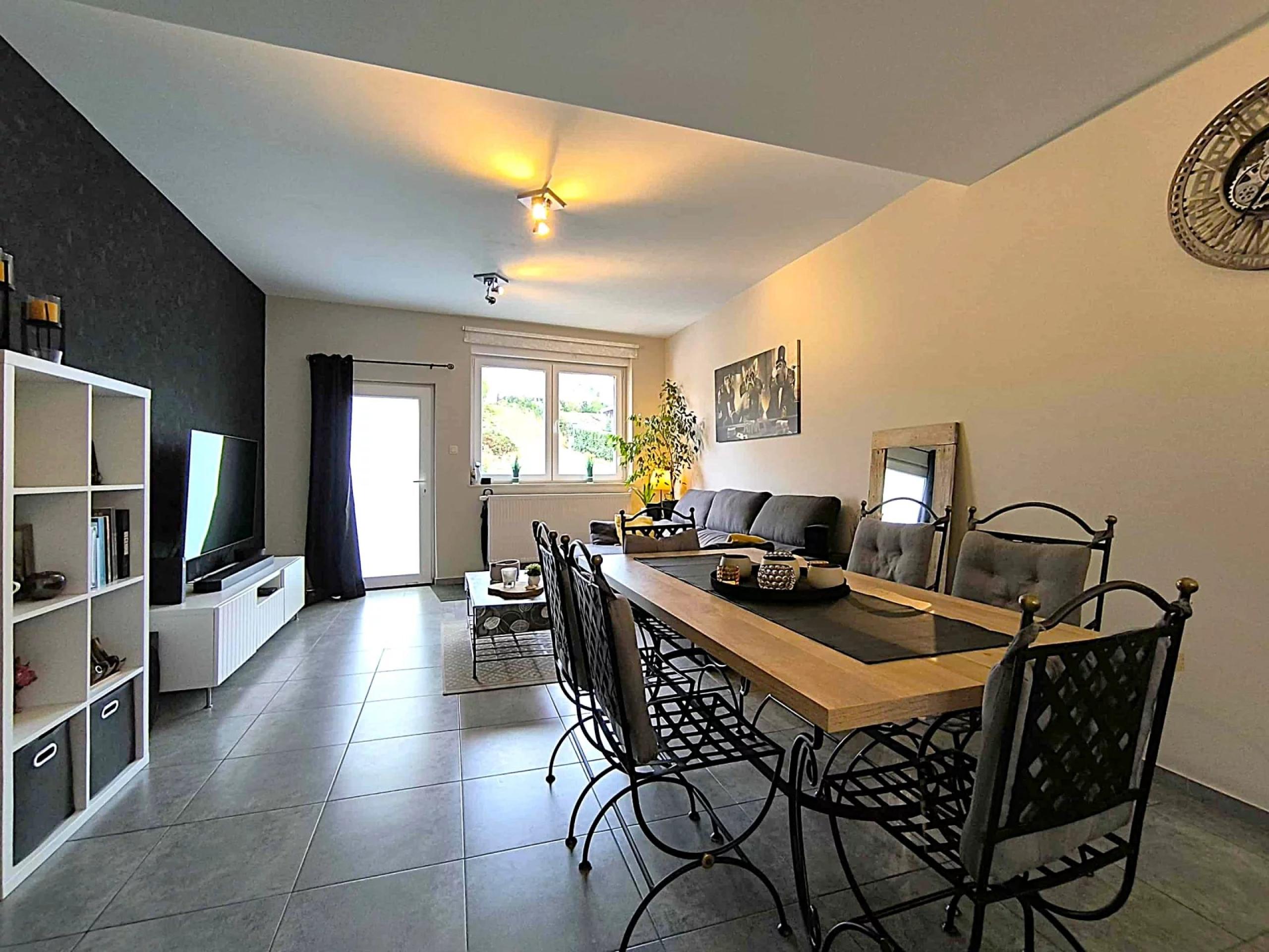 Vivegnis – Maison rénovée 3 chambres, avec terrasse et jardin.