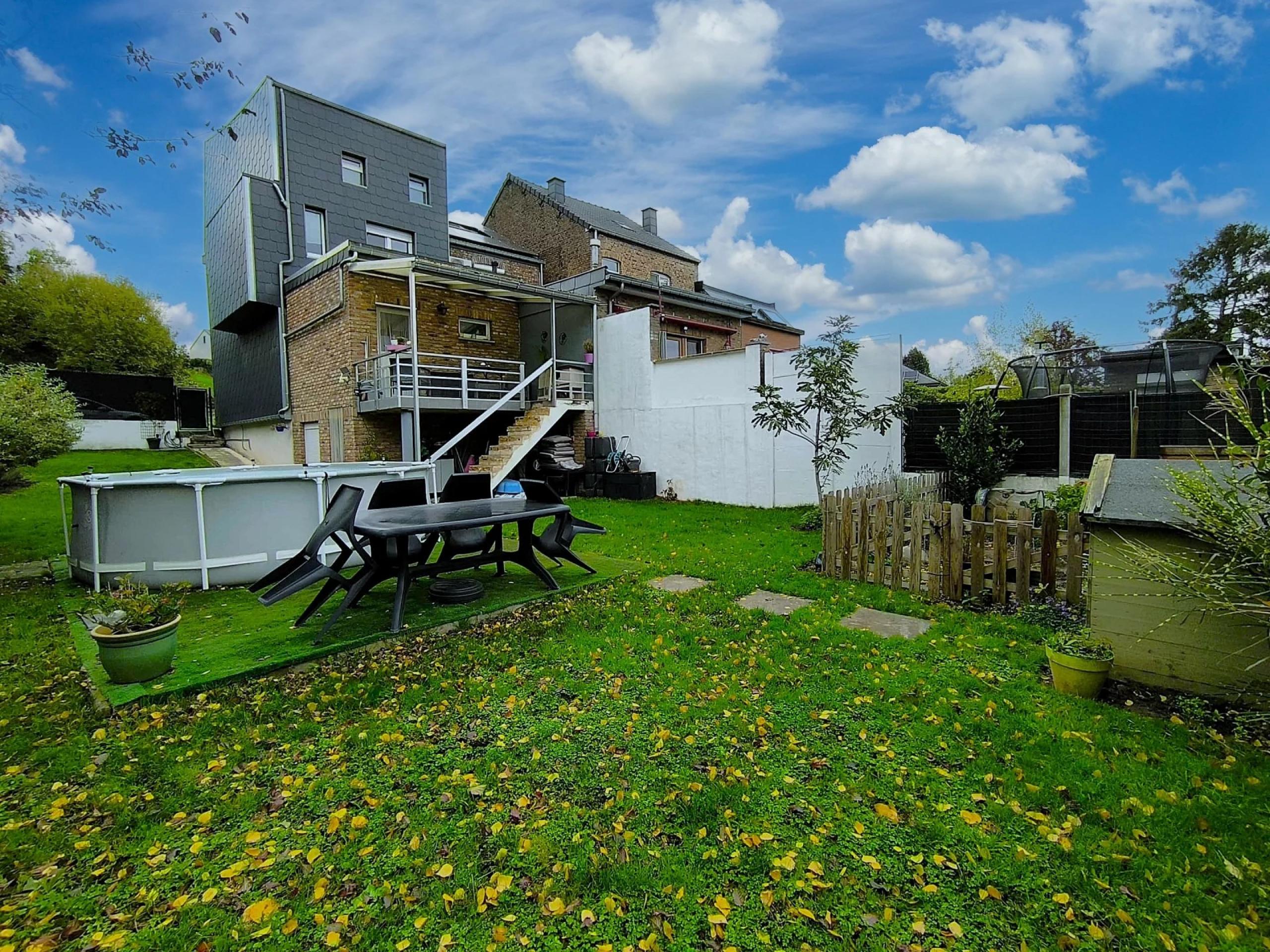 Vivegnis – Maison rénovée 3 chambres, avec terrasse et jardin.
