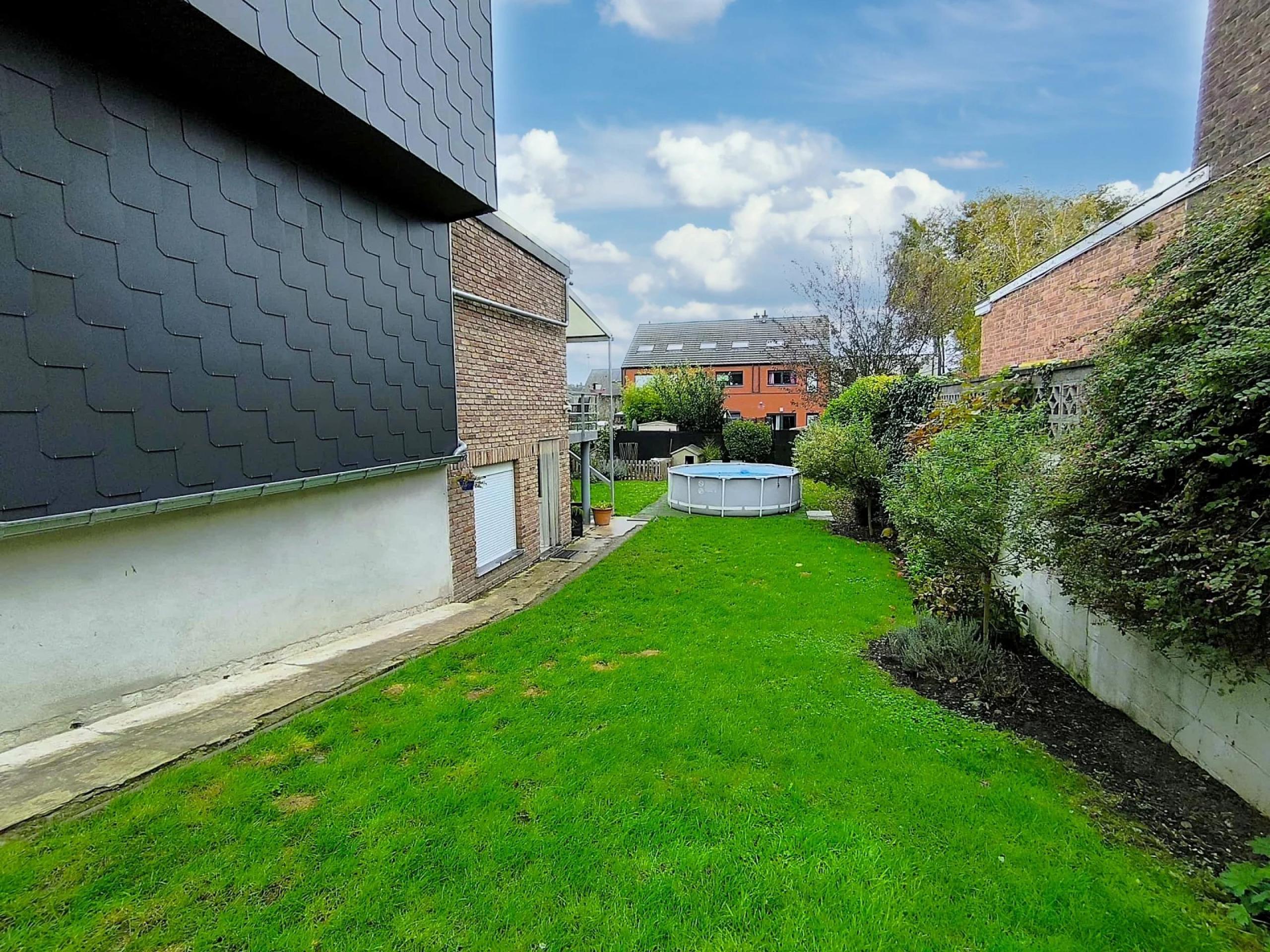 Vivegnis – Maison rénovée 3 chambres, avec terrasse et jardin.