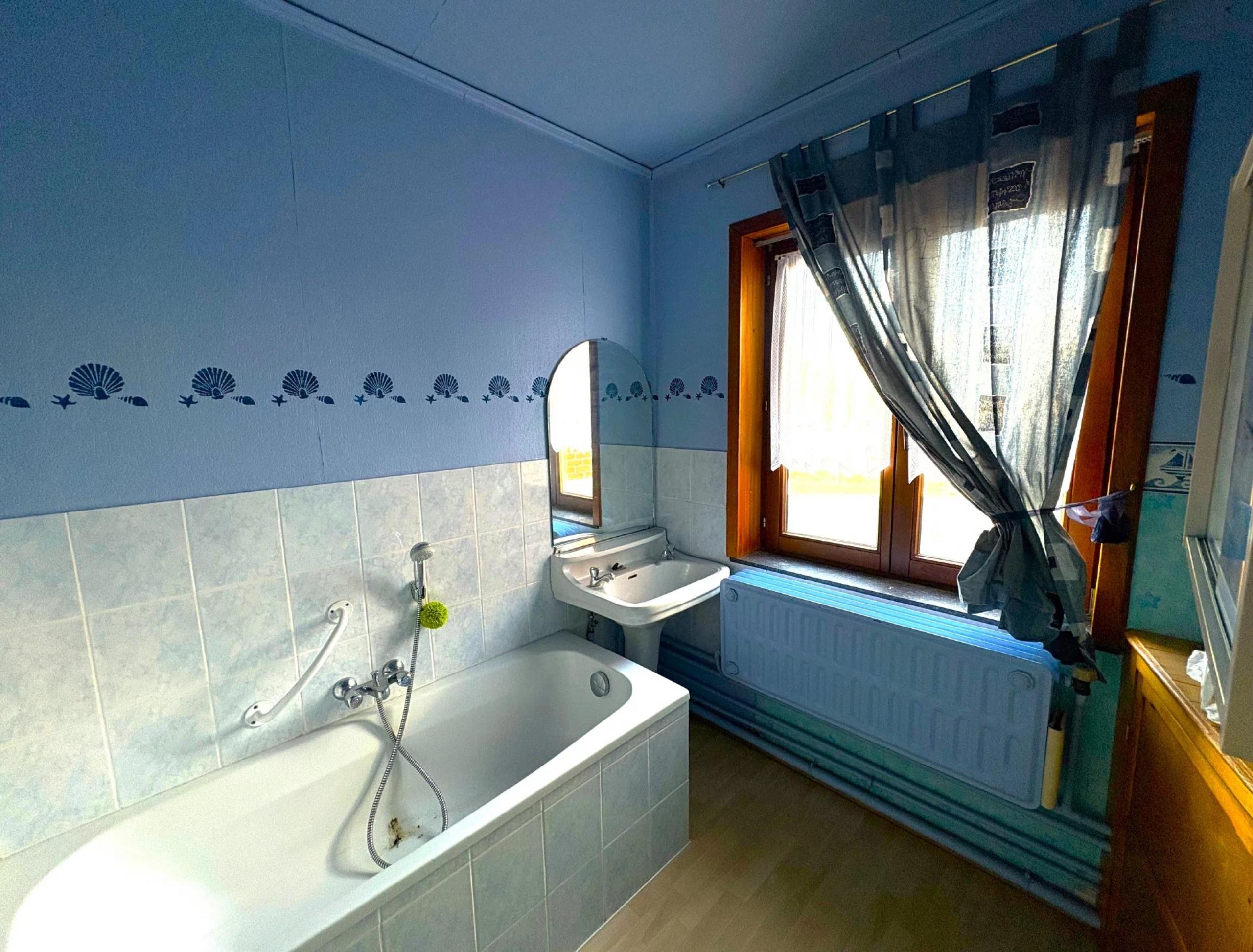 Maison 3 façades, 3 chambres, jardin et garage à rénover