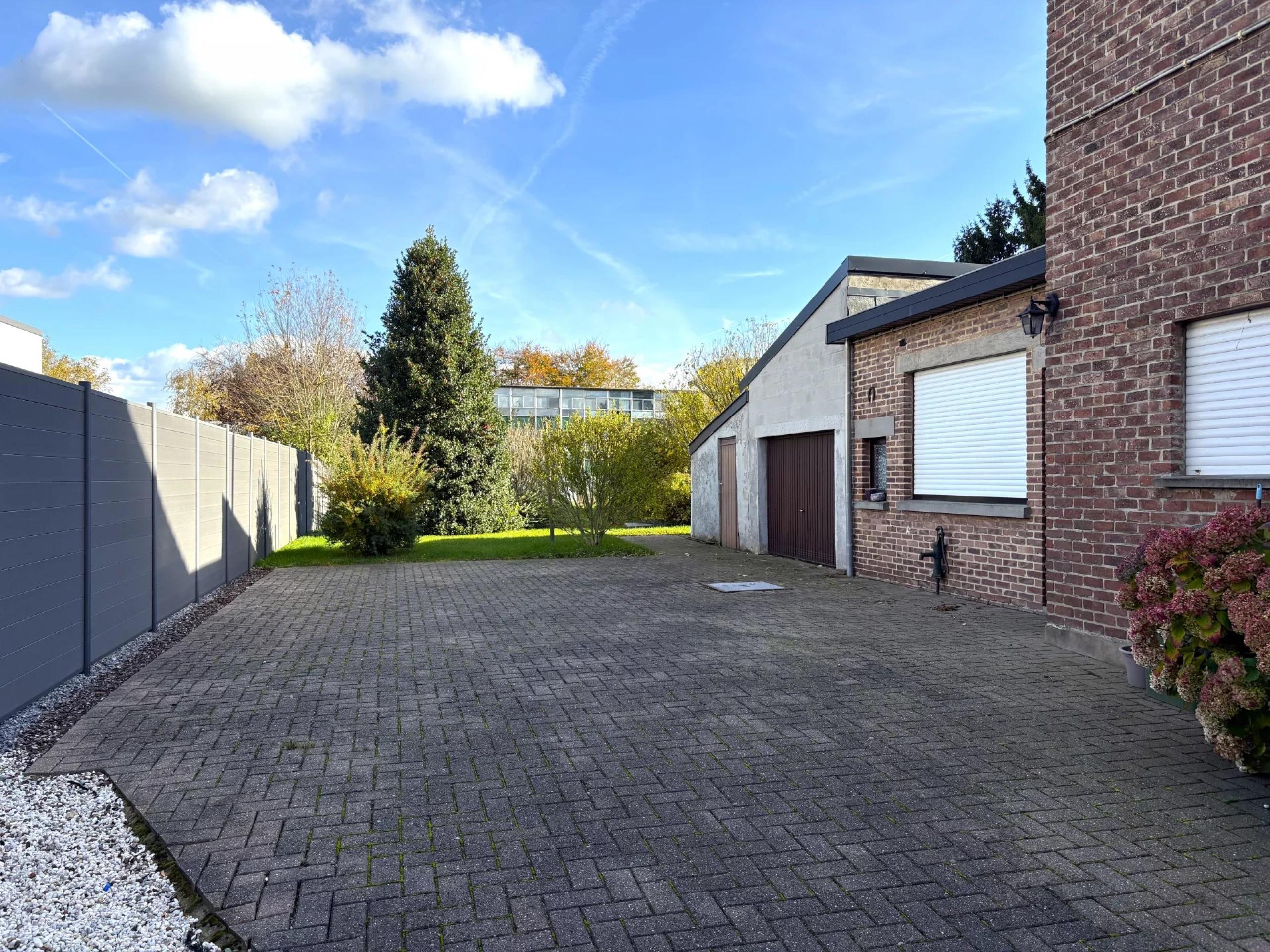 Maison 3 façades, 3 chambres, jardin et garage à rénover