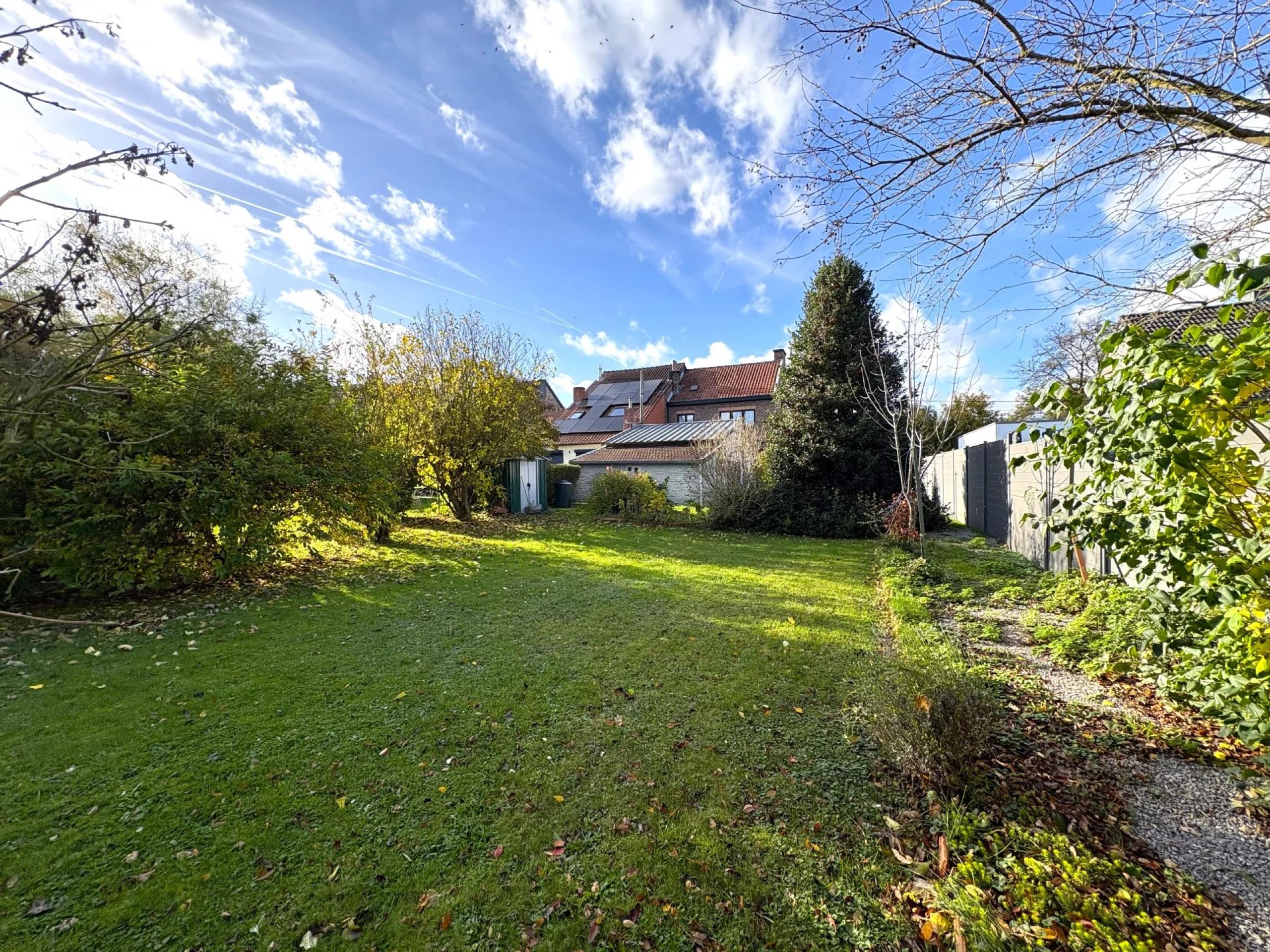 Maison 3 façades, 3 chambres, jardin et garage à rénover