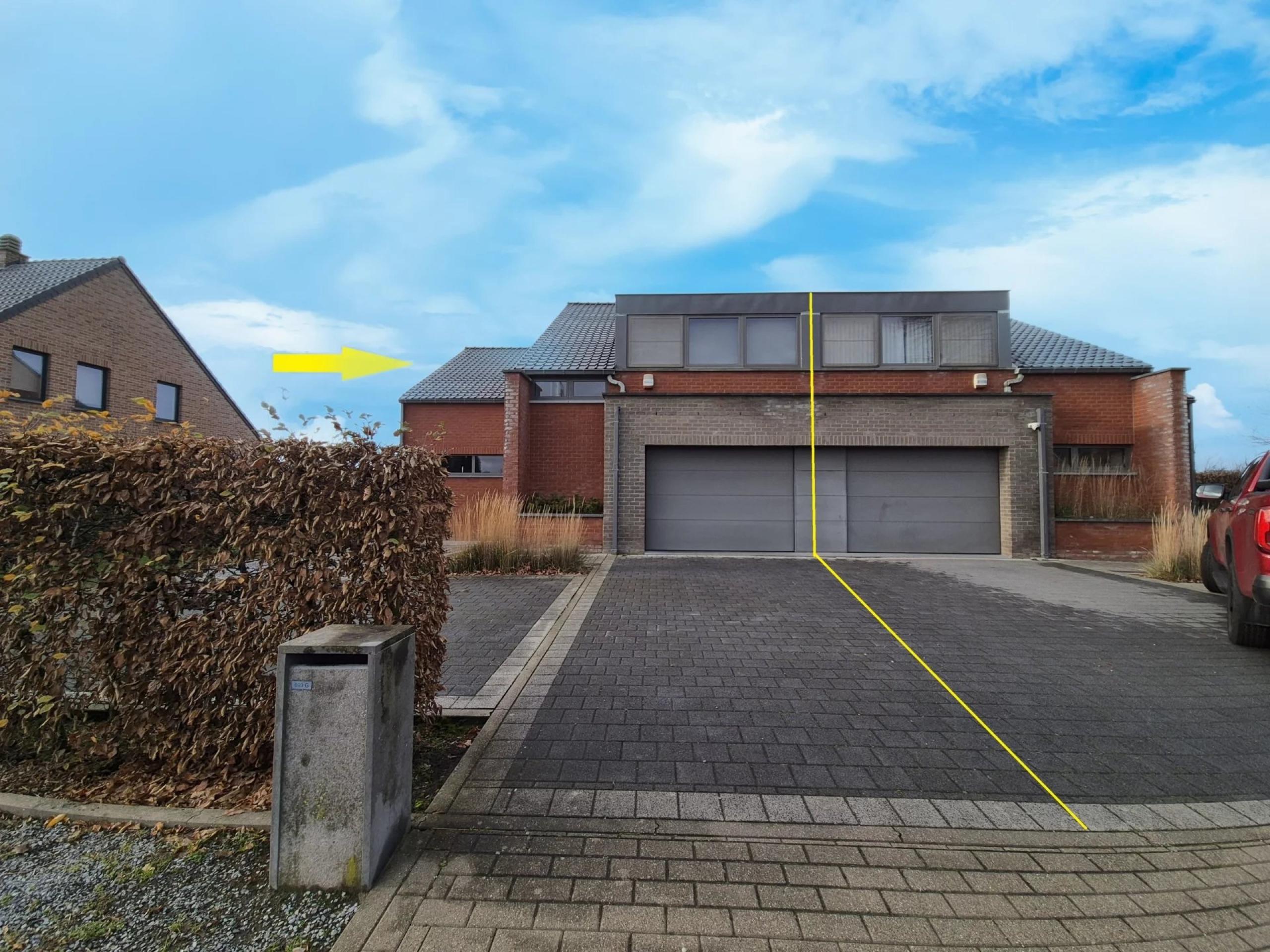 Magnifique maison 3 facades, 3 chambres avec garage et jardin.