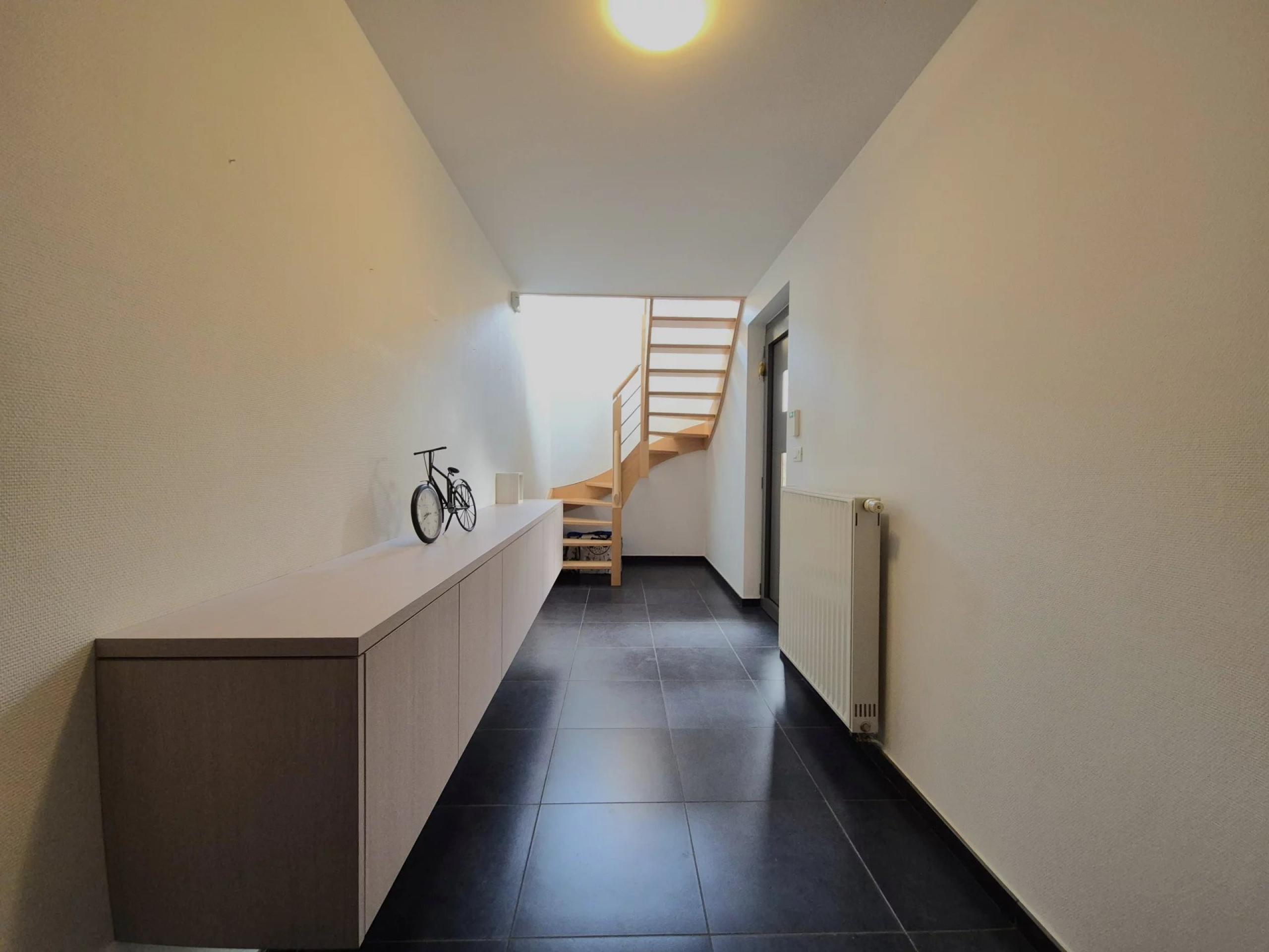 Magnifique maison 3 facades, 3 chambres avec garage et jardin.