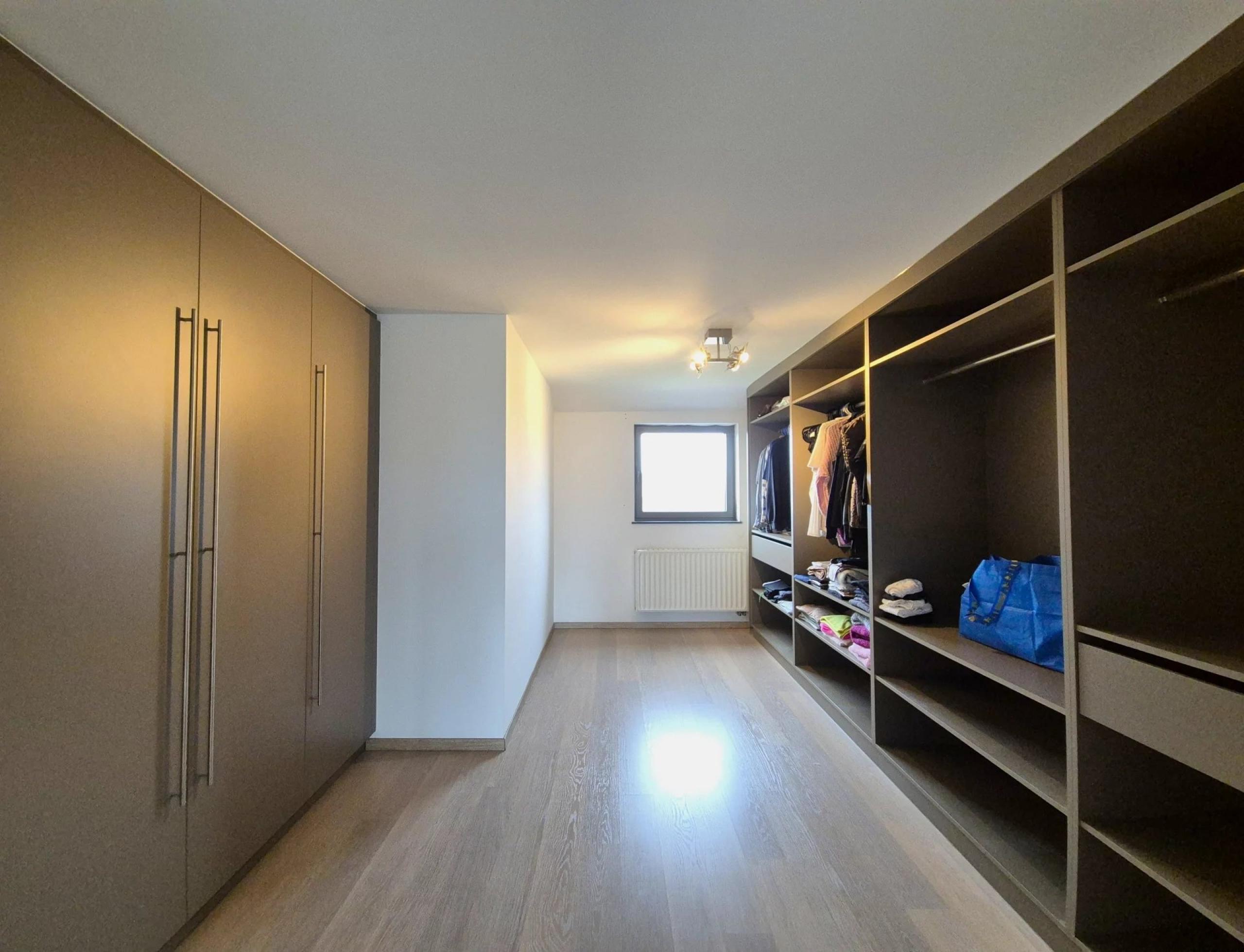 Magnifique maison 3 facades, 3 chambres avec garage et jardin.