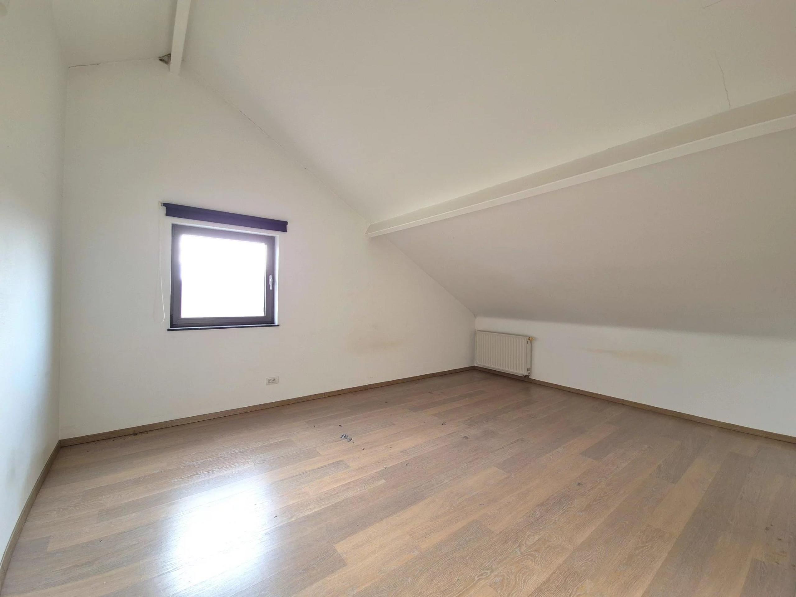 Magnifique maison 3 facades, 3 chambres avec garage et jardin.