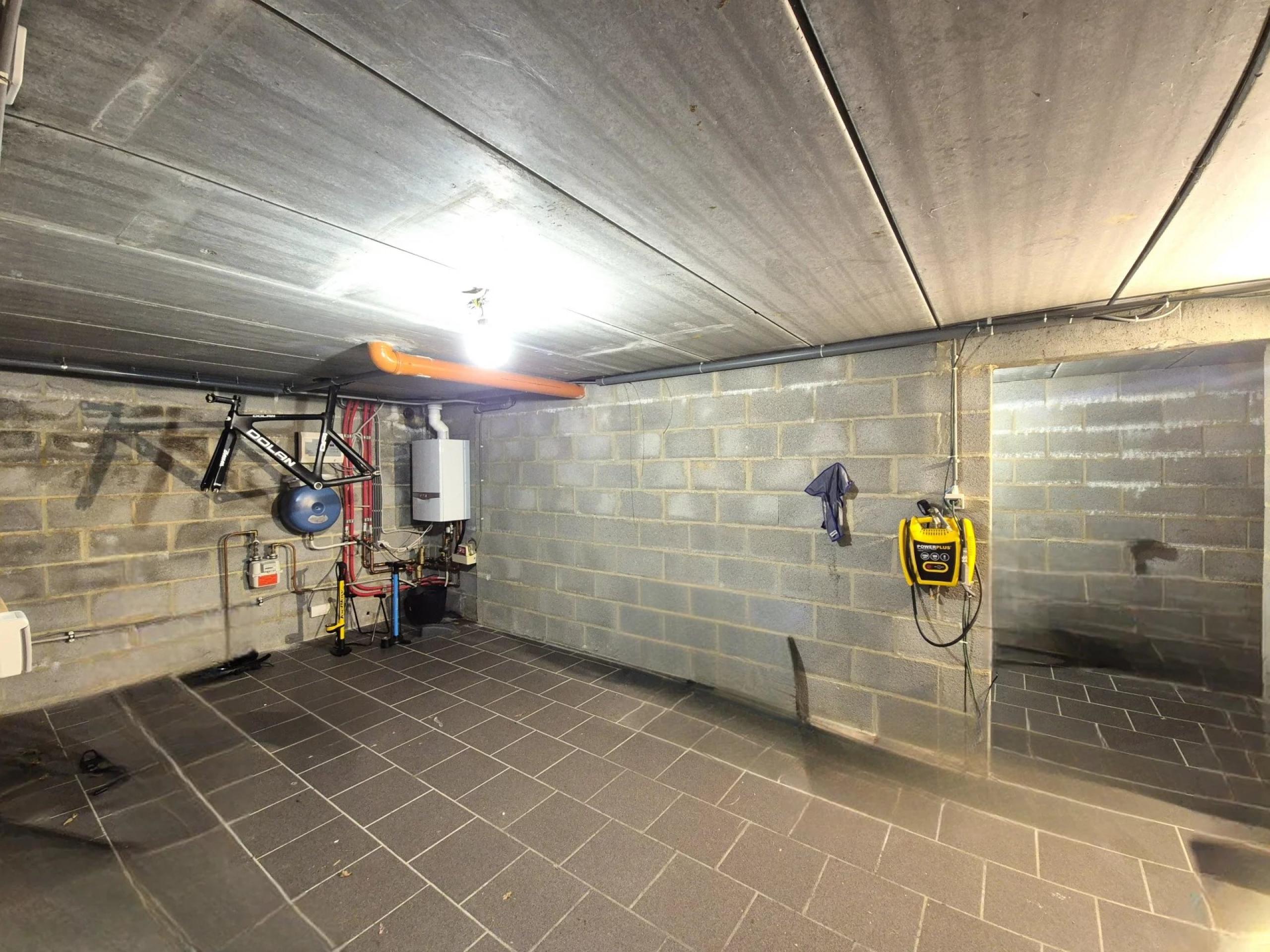 Magnifique maison 3 facades, 3 chambres avec garage et jardin.