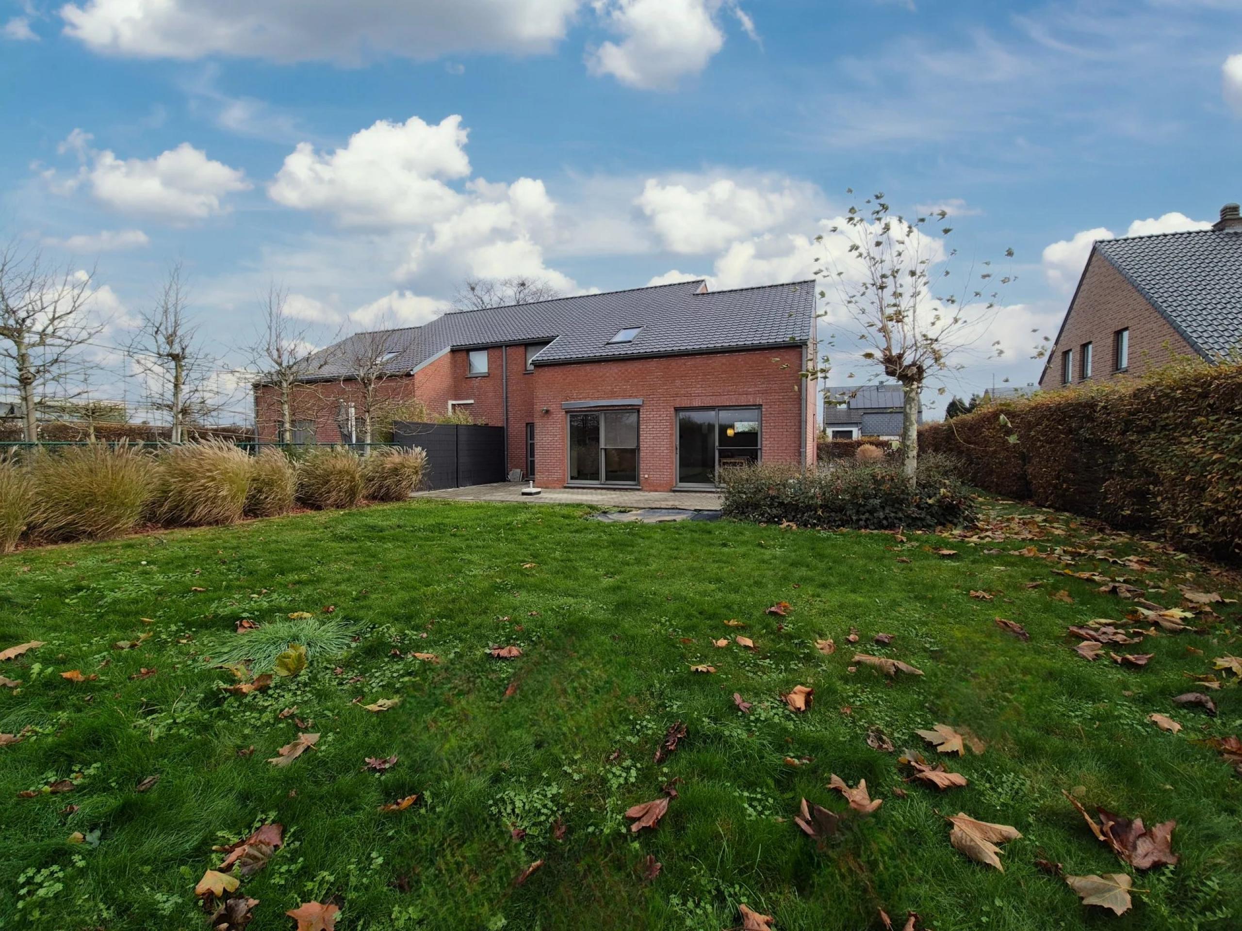 Magnifique maison 3 facades, 3 chambres avec garage et jardin.