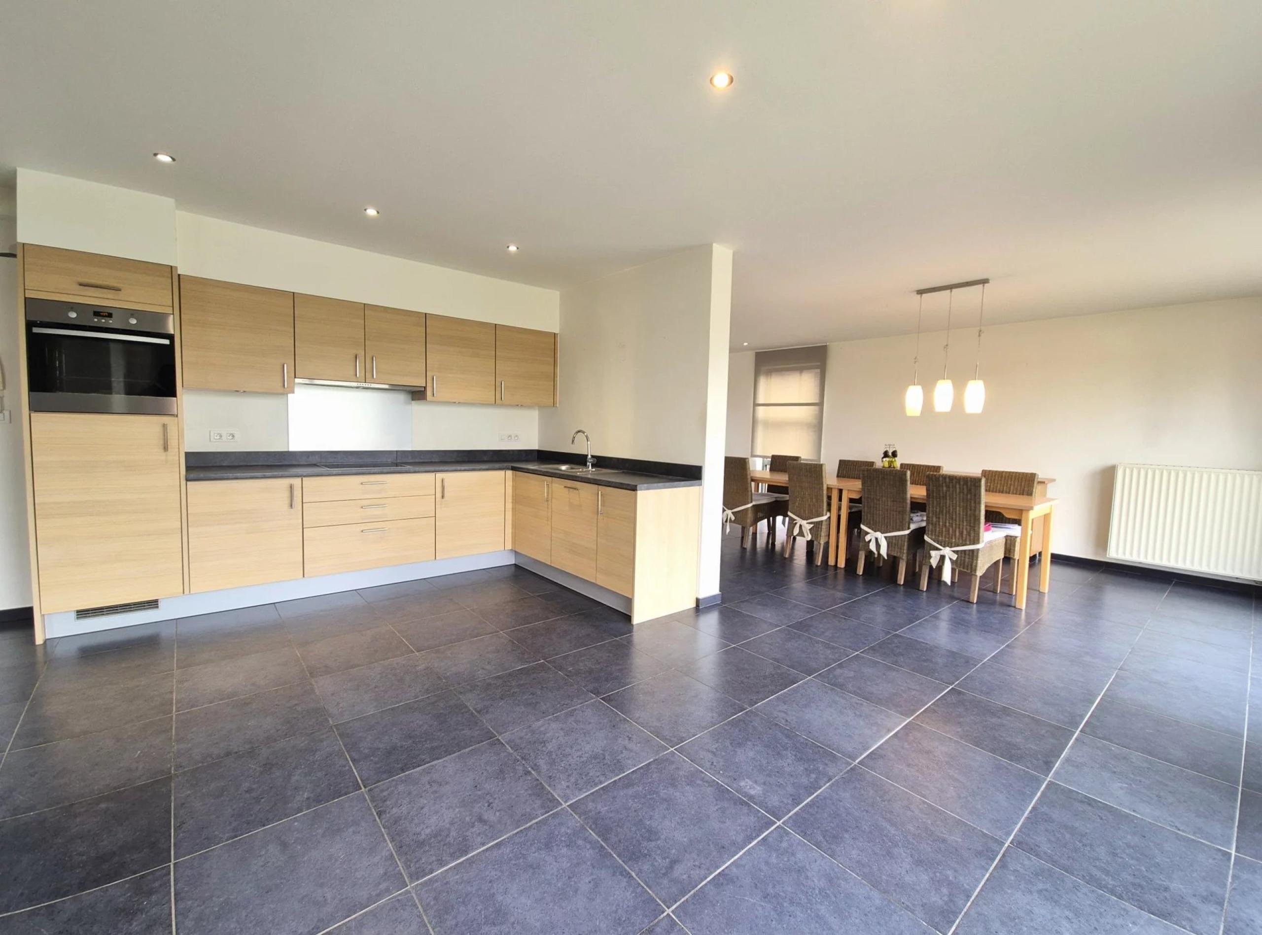 Magnifique maison 3 facades, 3 chambres avec garage et jardin.