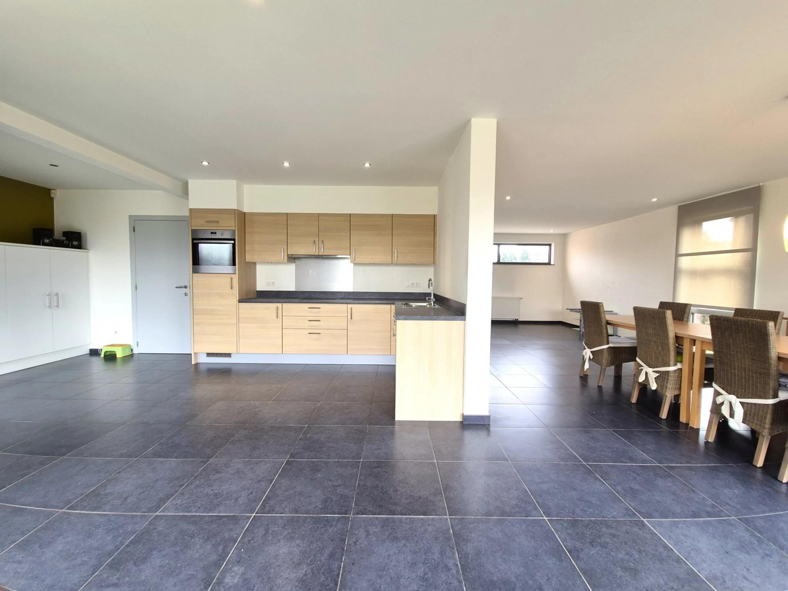 Magnifique maison 3 facades, 3 chambres avec garage et jardin.