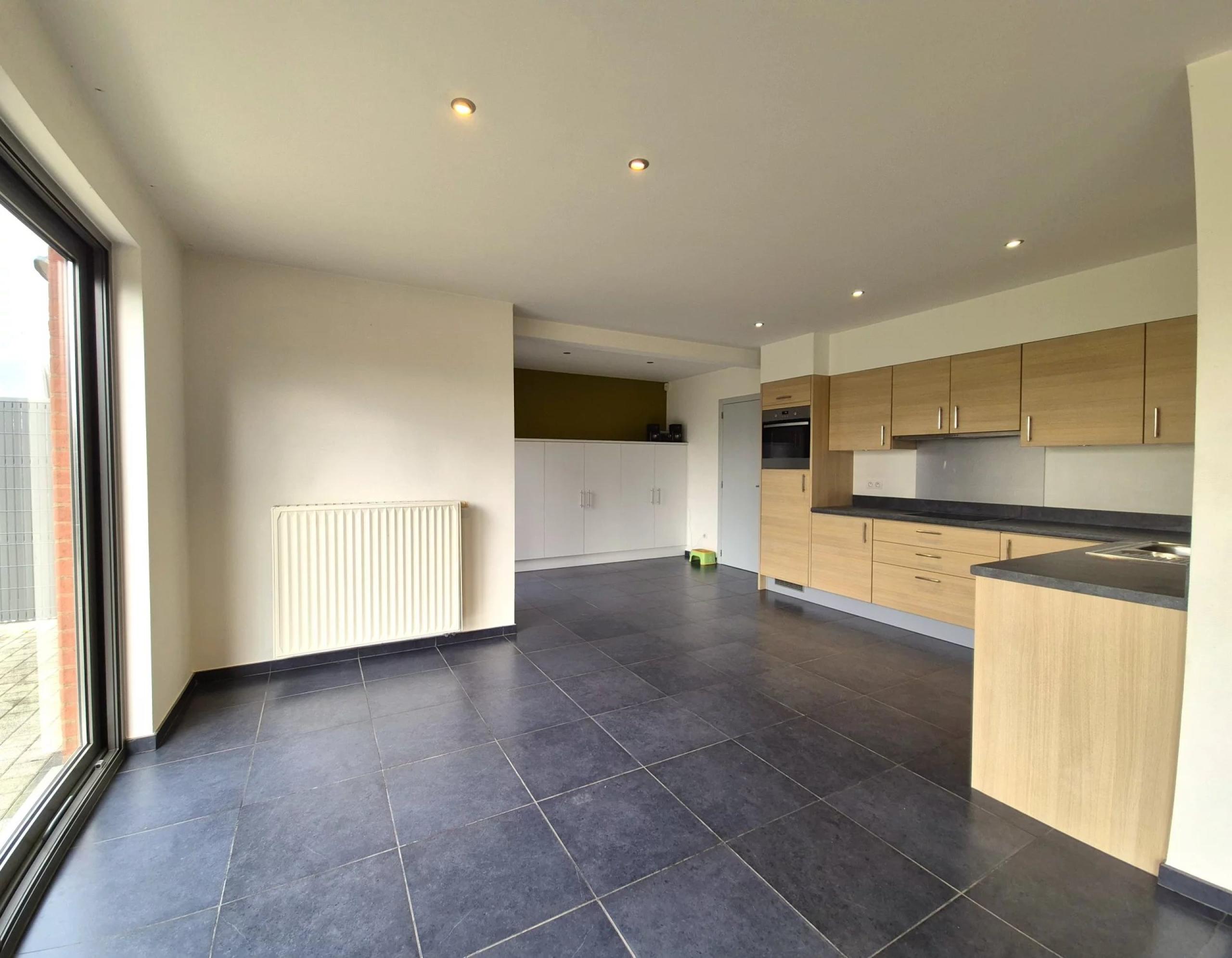 Magnifique maison 3 facades, 3 chambres avec garage et jardin.