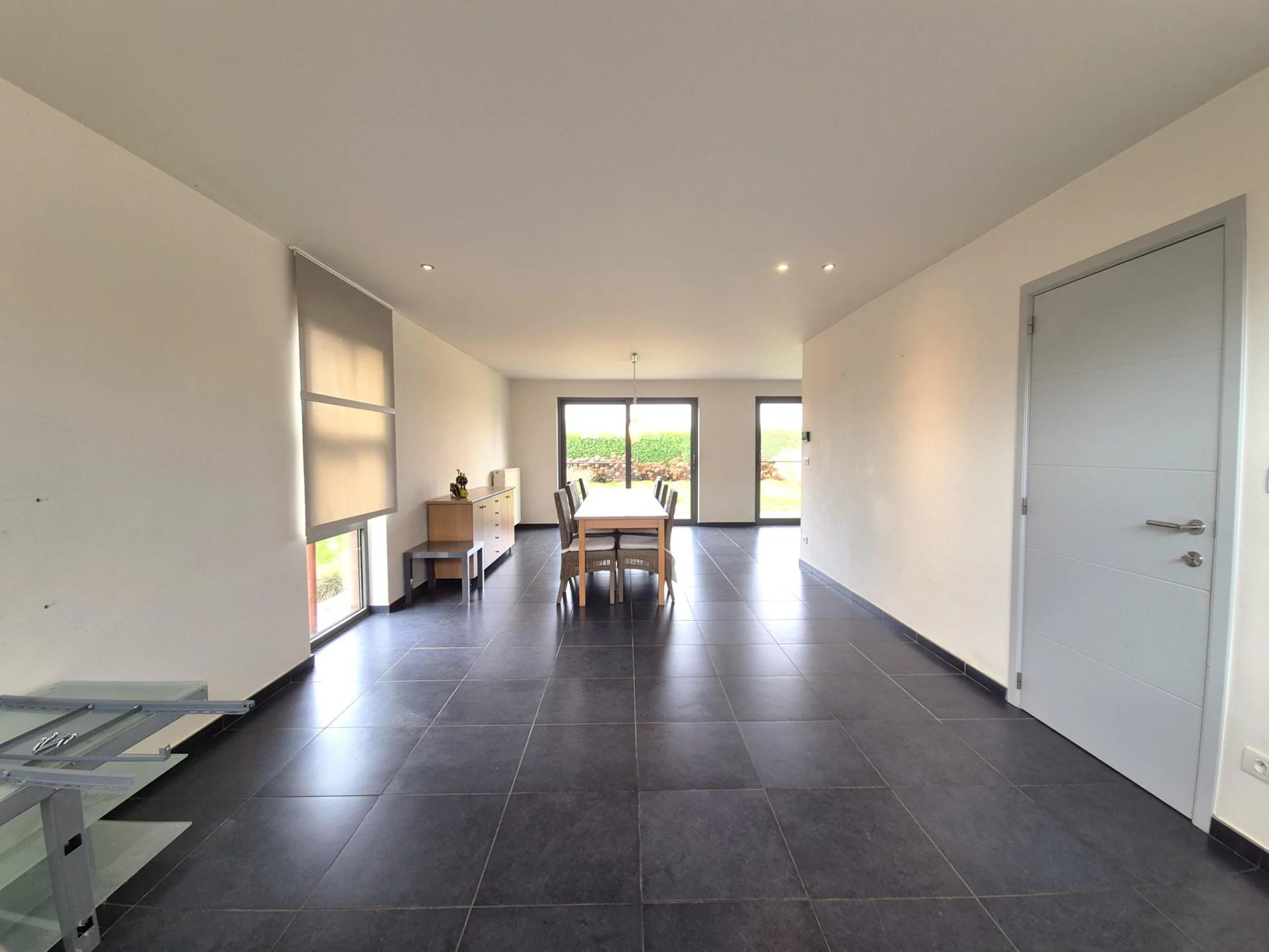 Magnifique maison 3 facades, 3 chambres avec garage et jardin.