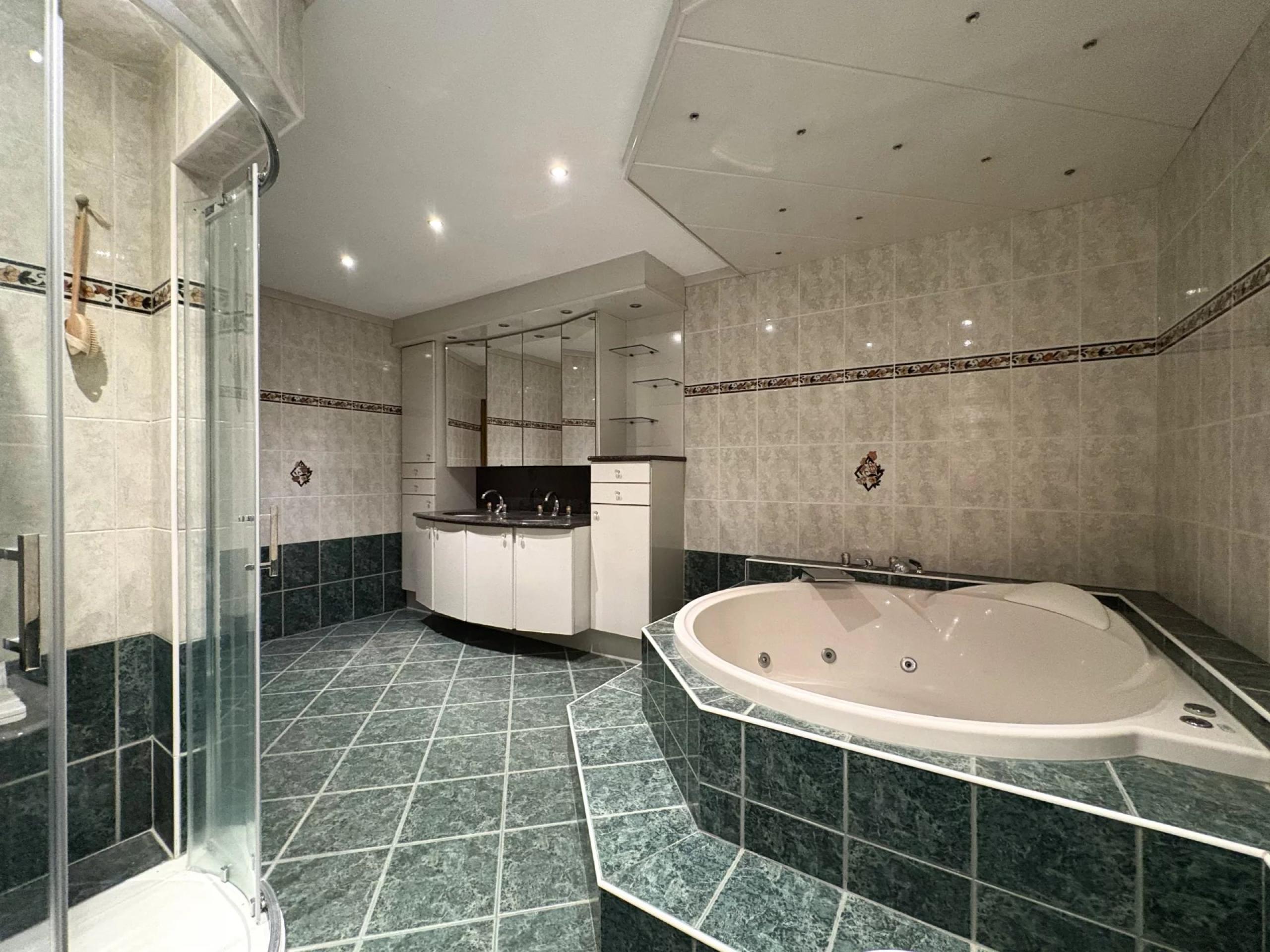 Appartement 3 chambres, balcons et parking