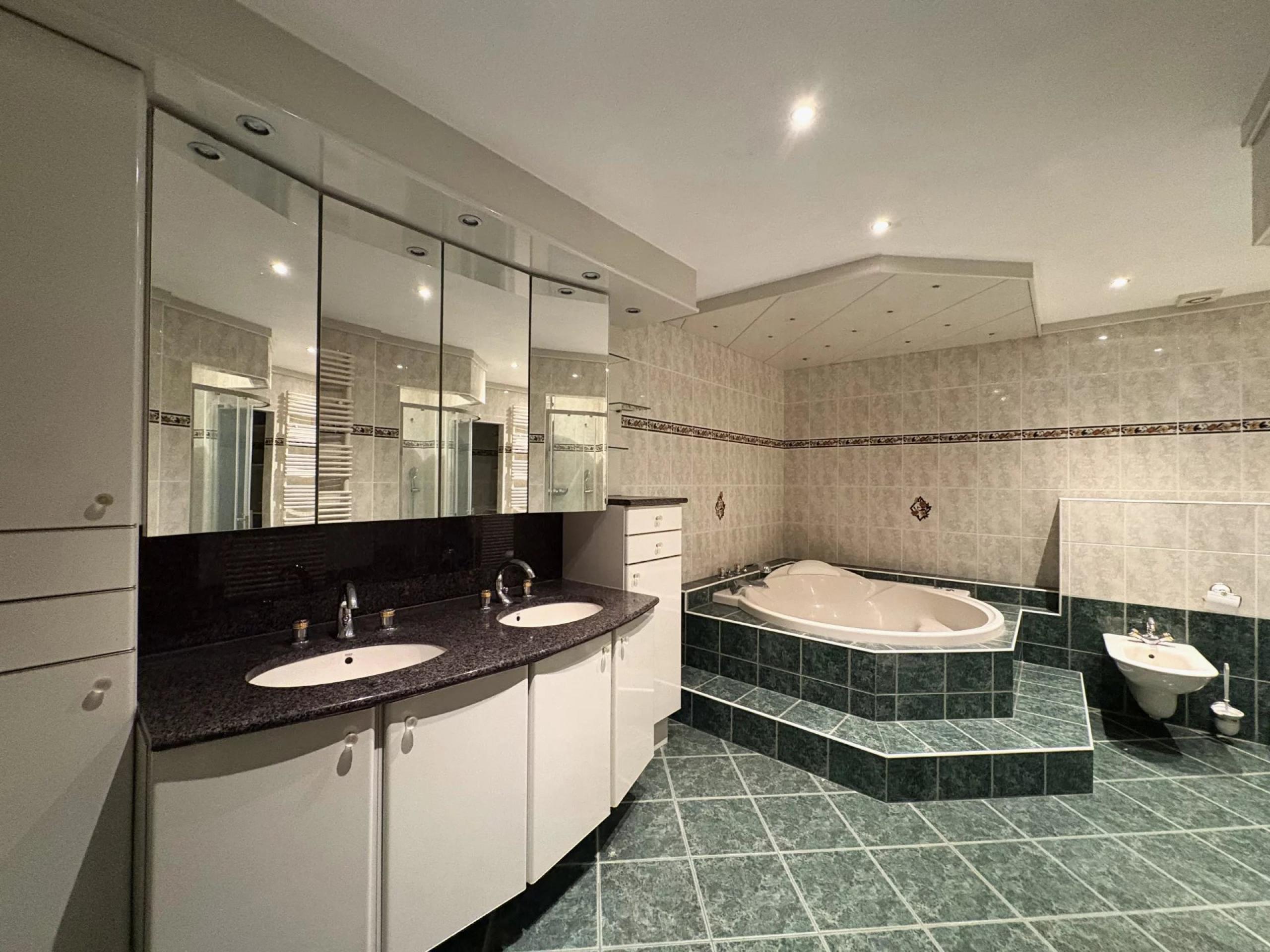 Appartement 3 chambres, balcons et parking