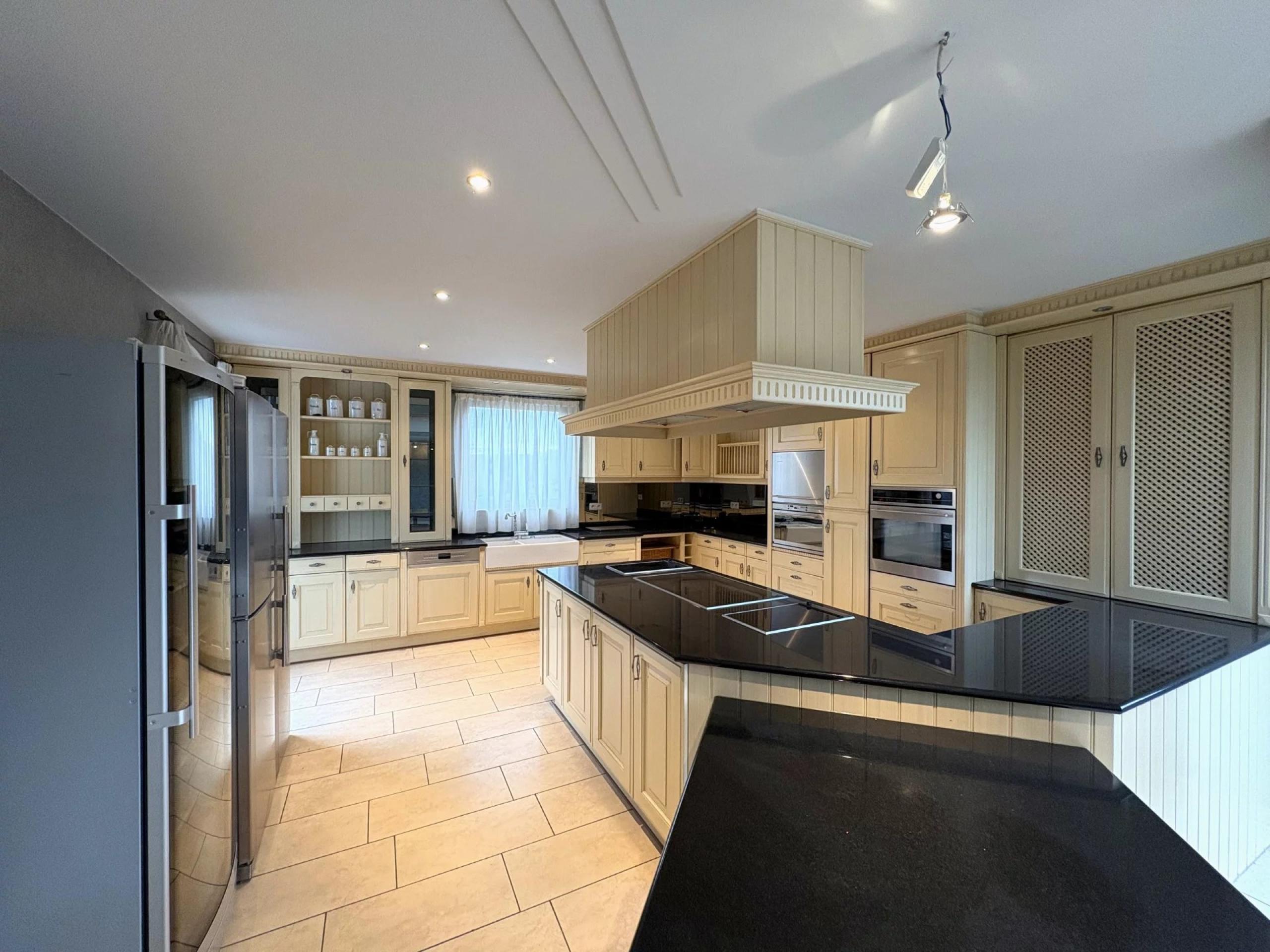 Appartement 3 chambres, balcons et parking