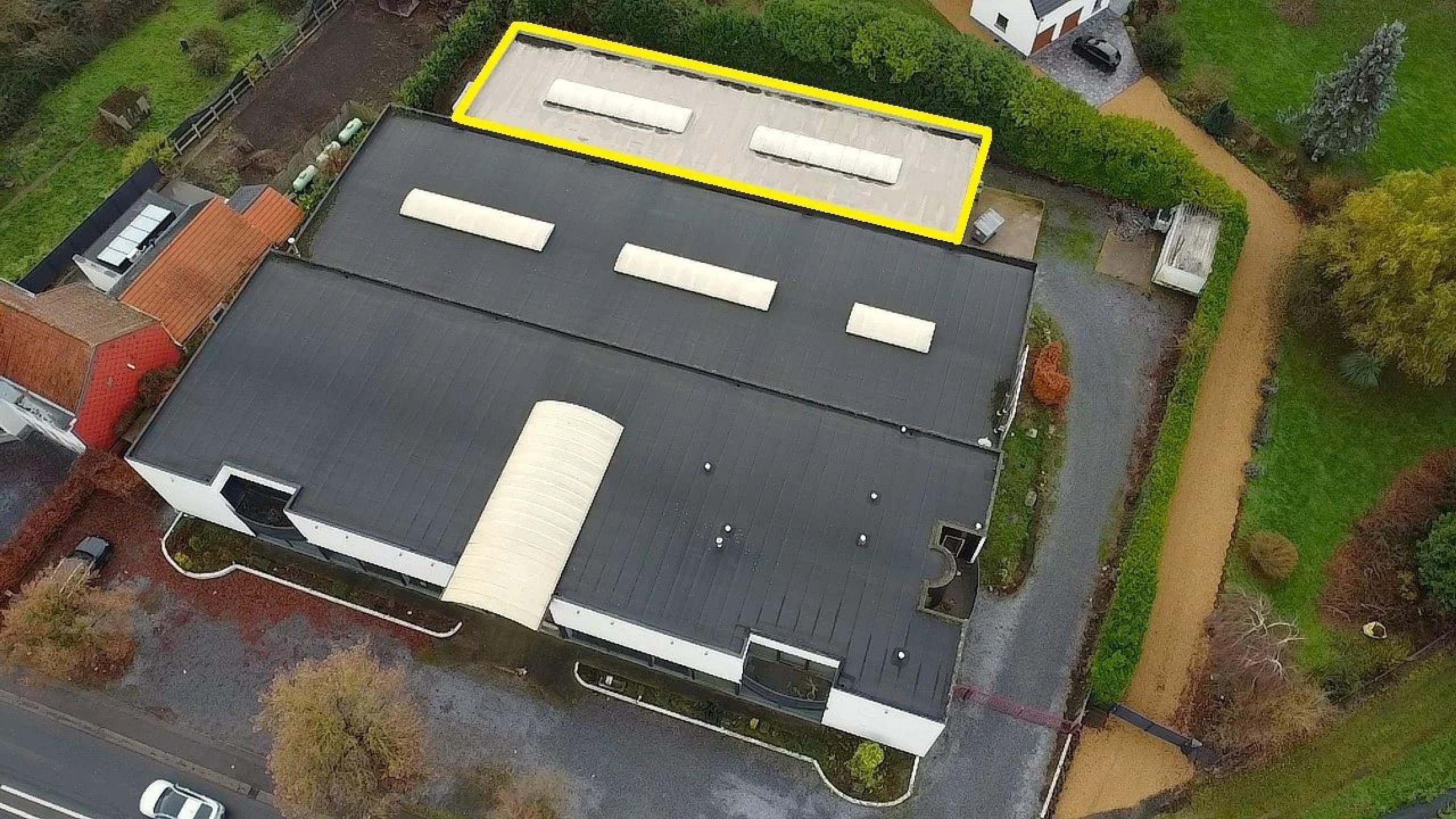 Entrepôt de 350m² avec cuisine et 4 places de parking extérieures