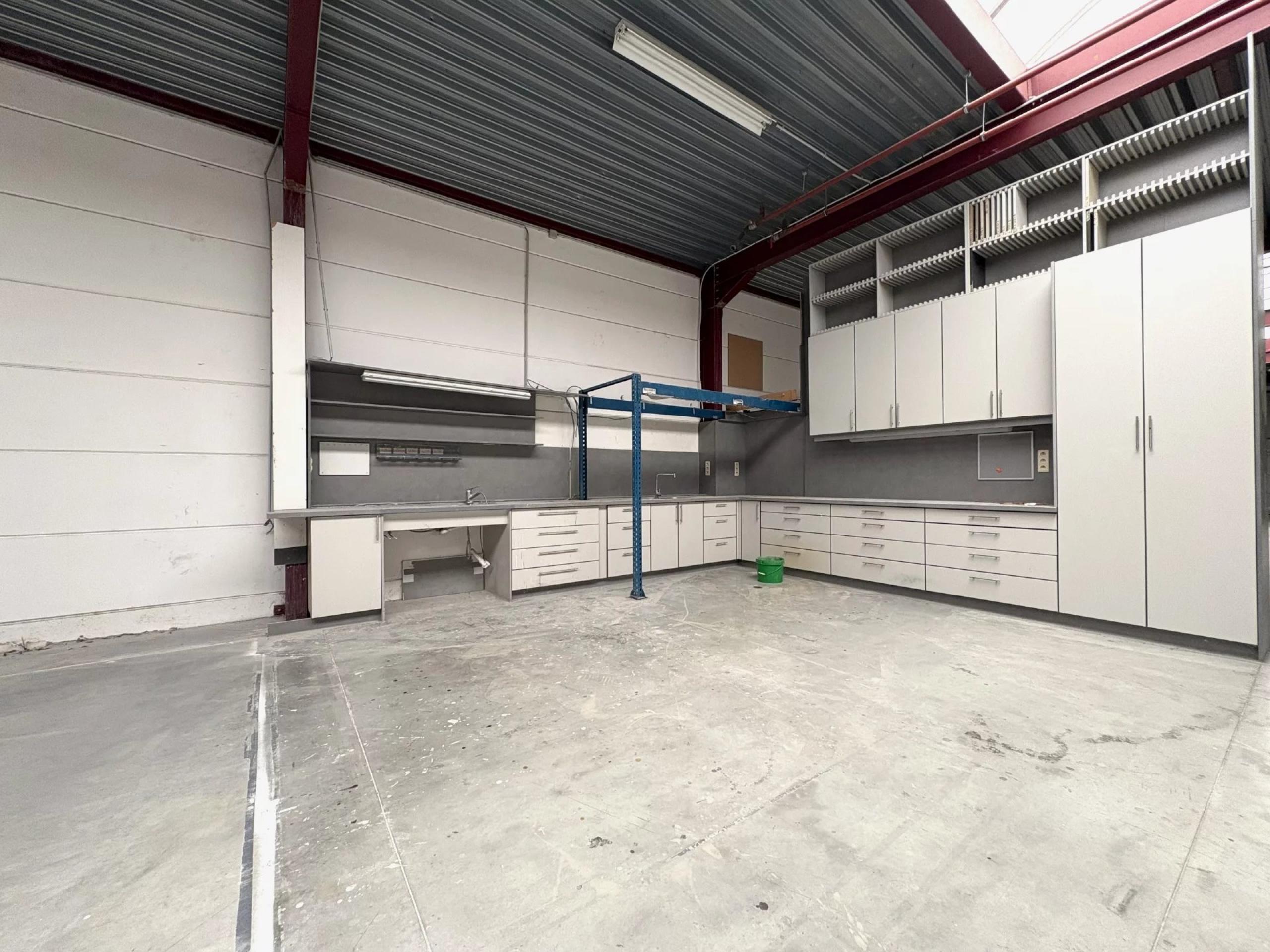 Entrepôt de 350m² avec cuisine et 4 places de parking extérieures