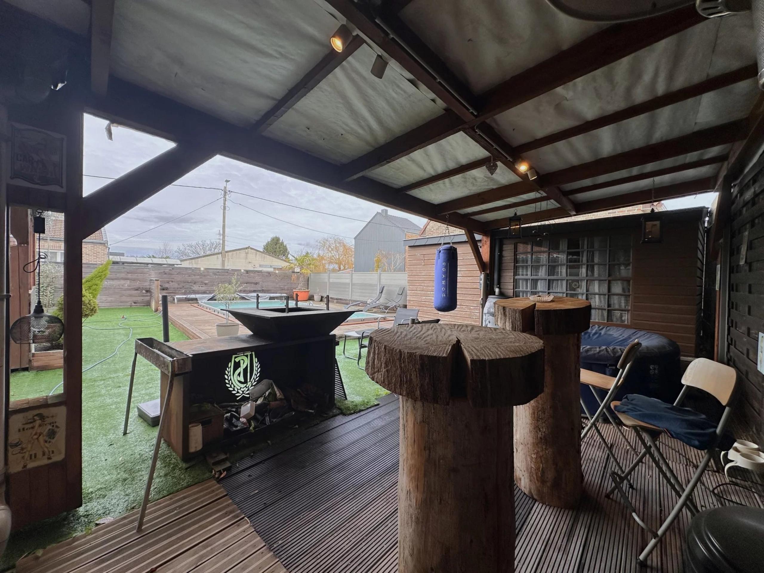 Maison 2/3chambres ,piscine, garage, appartement