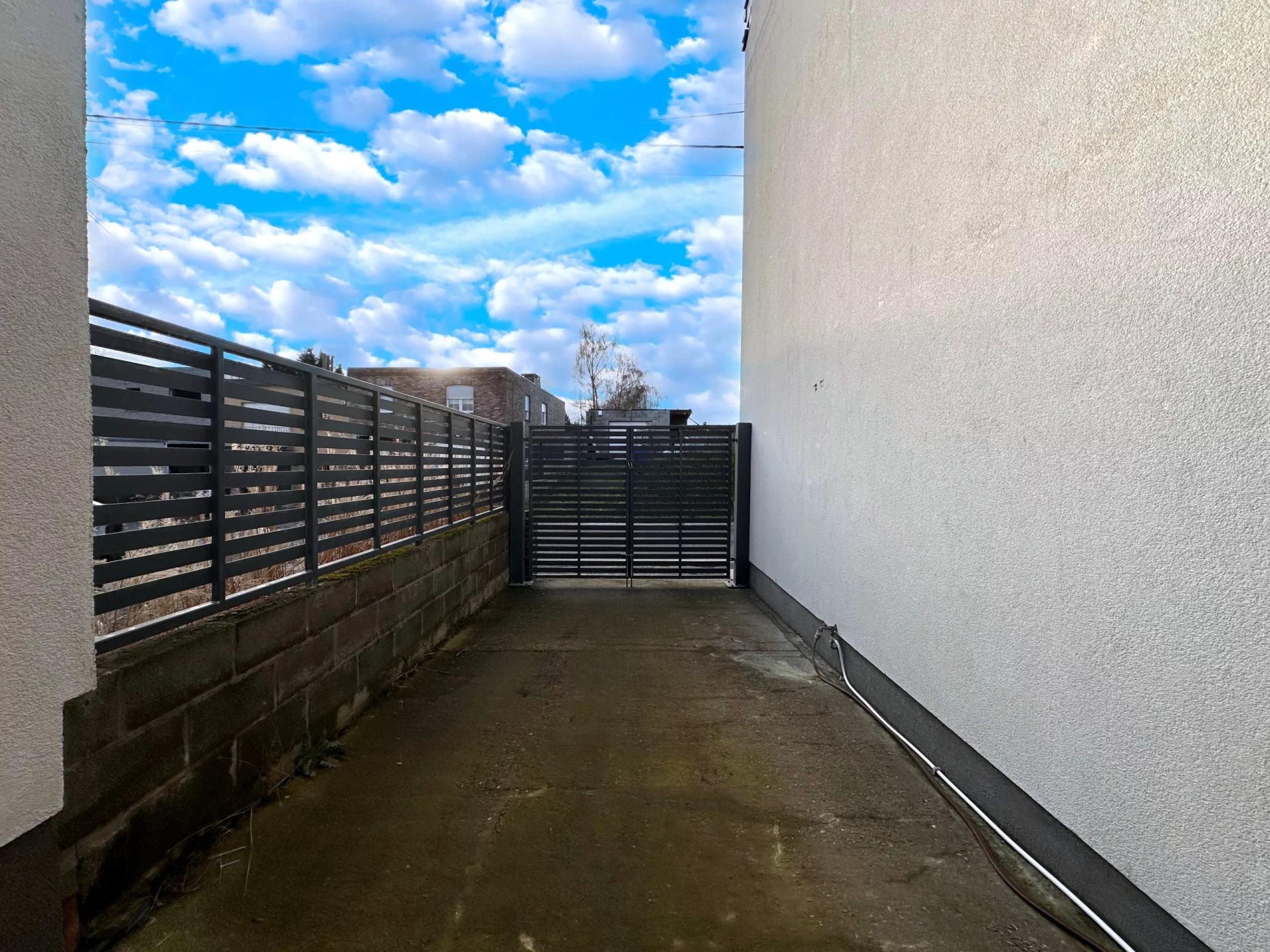 Maison 2/3chambres ,piscine, garage, appartement