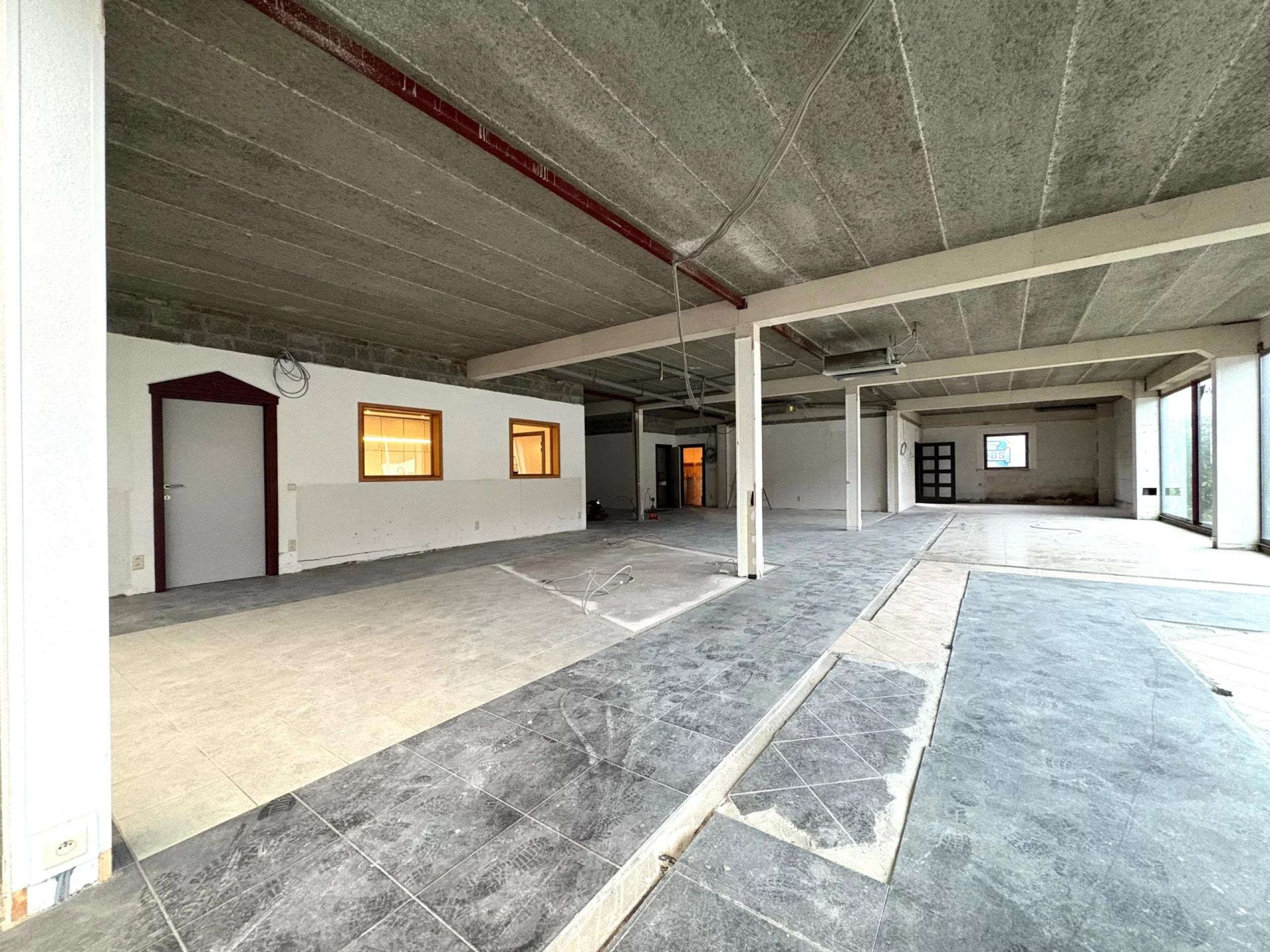 Espaces commerciaux de 300 m² et 215 m² avec bureau de 48 m²