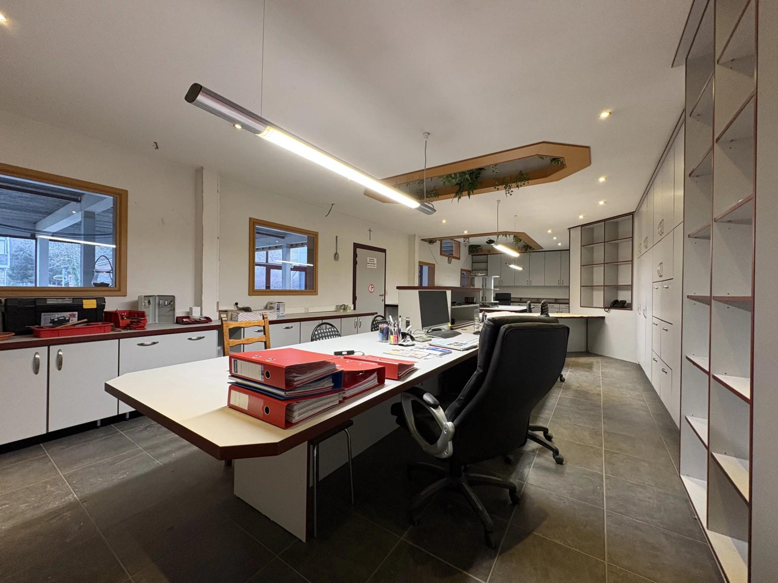 Espaces commerciaux de 300 m² et 215 m² avec bureau de 48 m²