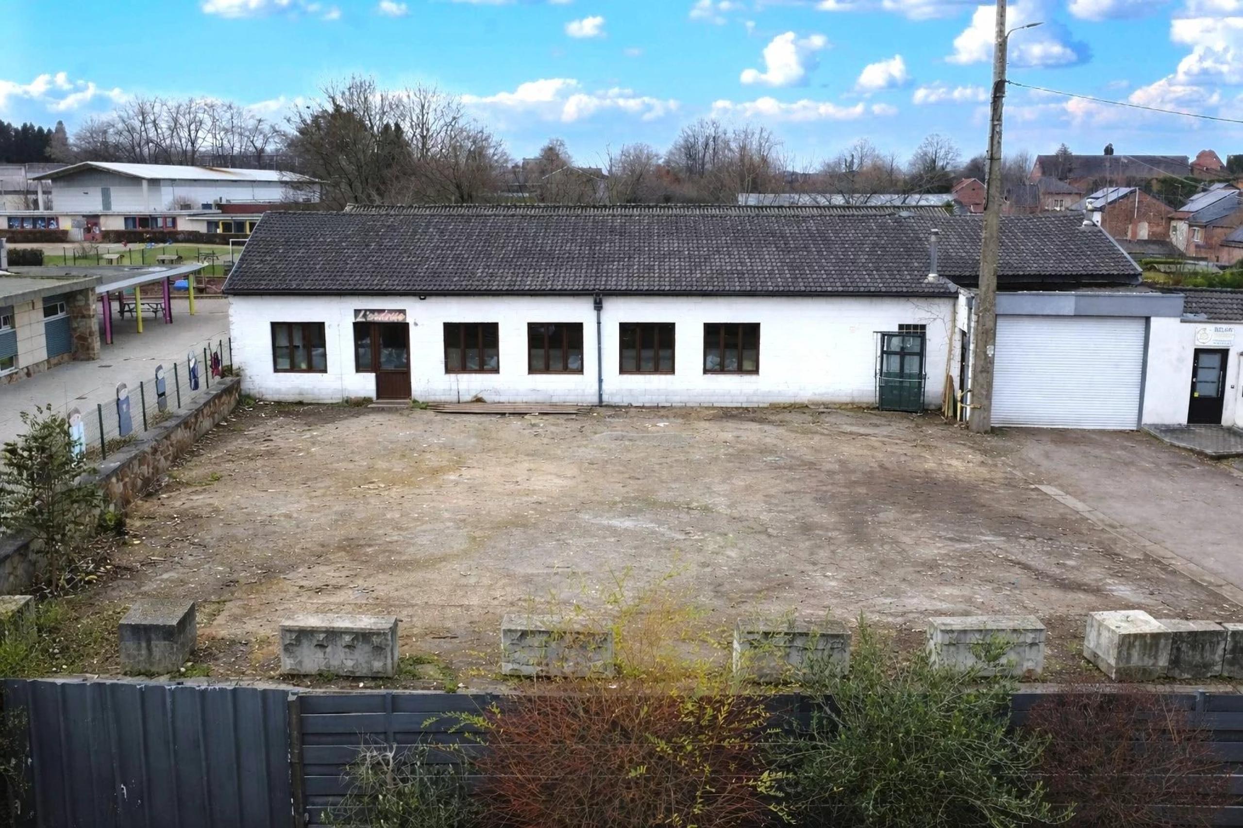 Entrepôt et salle de réception/bureau