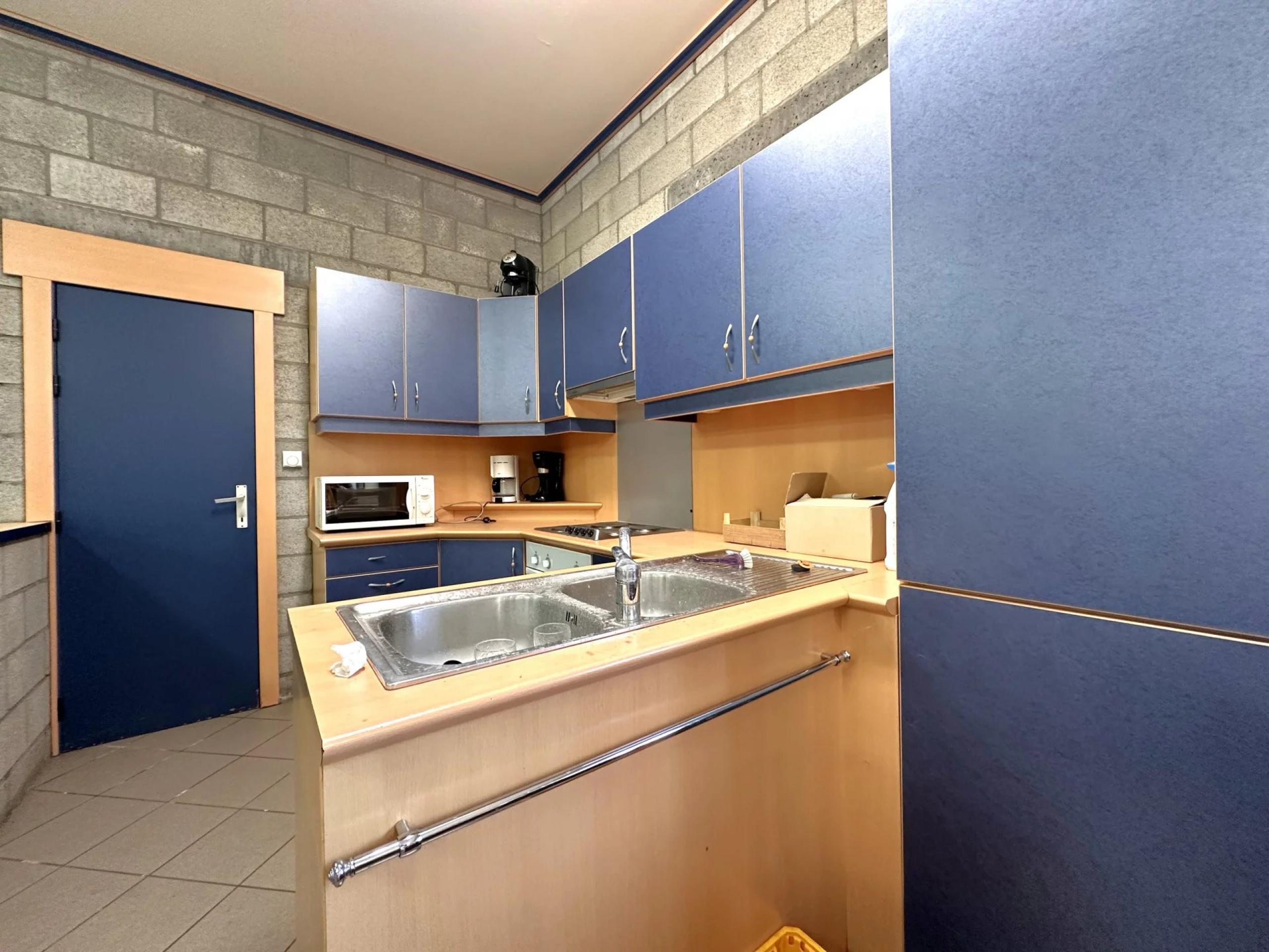 Entrepôt et salle de réception/bureau