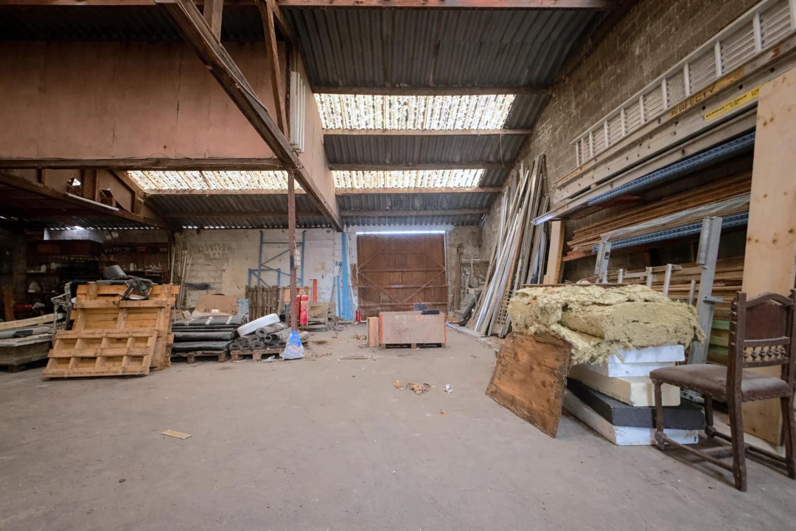 Entrepôt et salle de réception/bureau