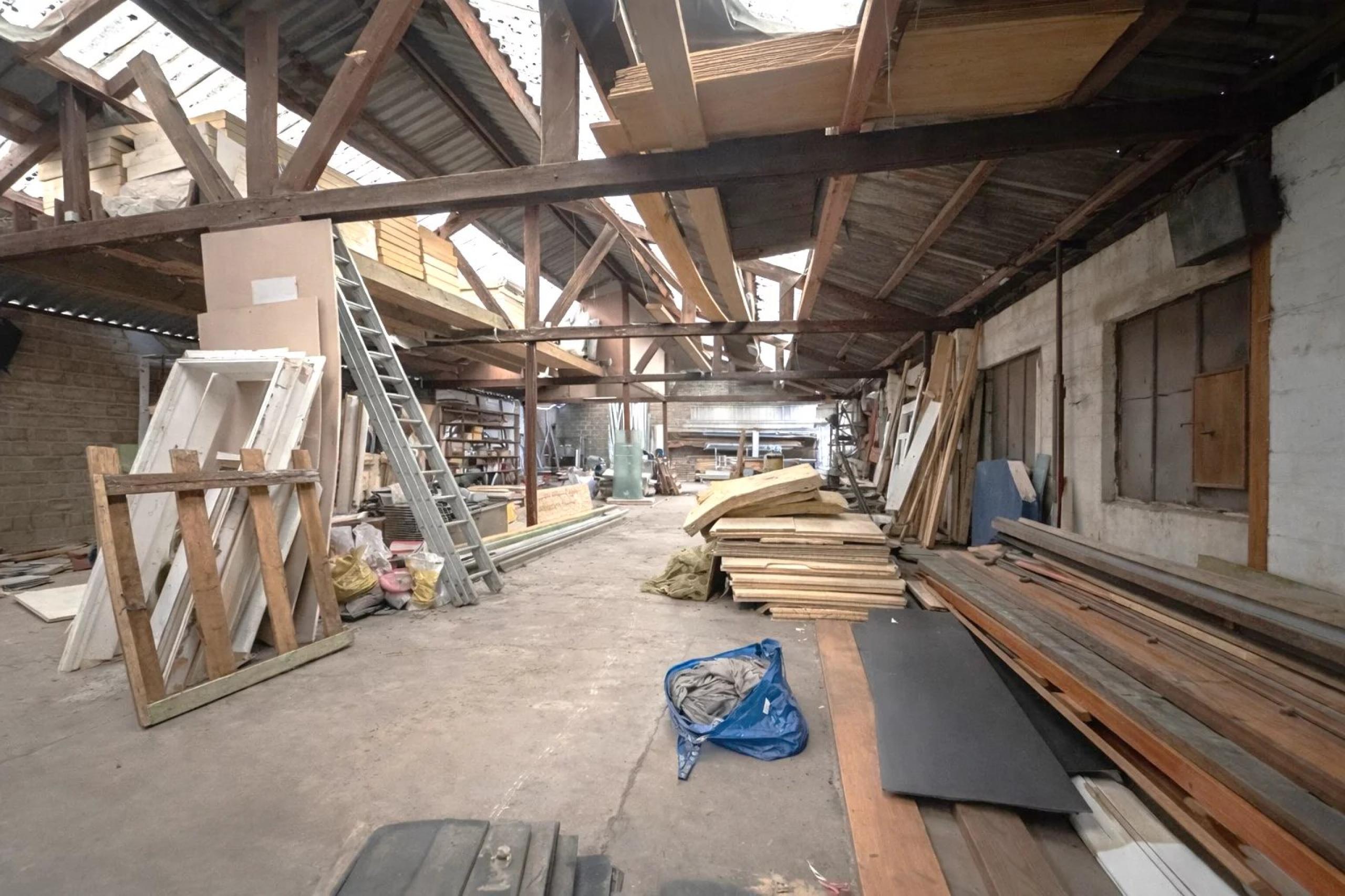 Entrepôt et salle de réception/bureau