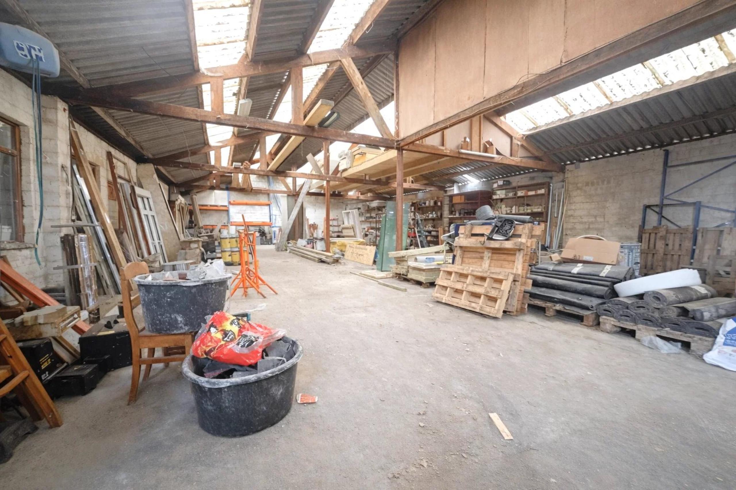 Entrepôt et salle de réception/bureau